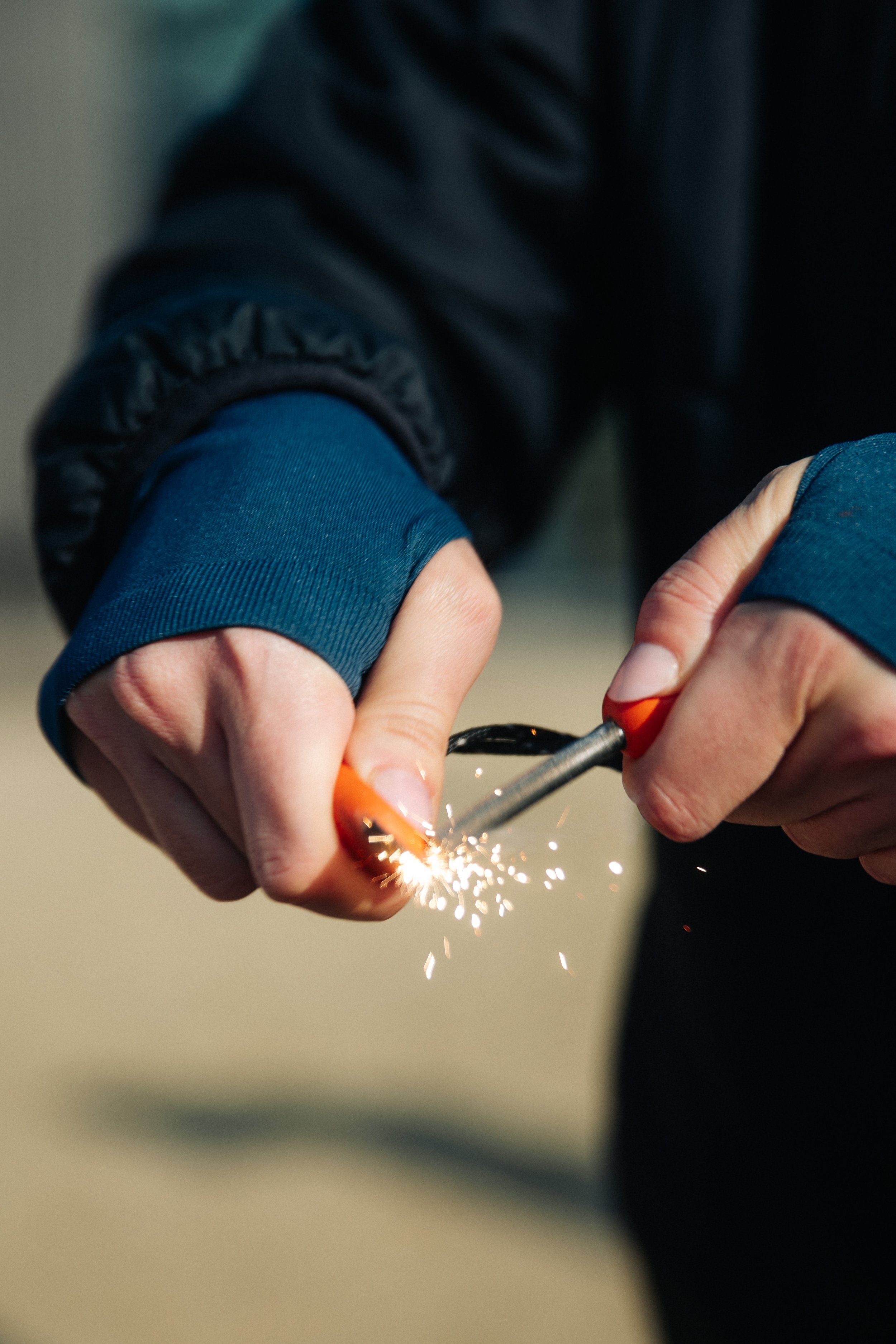 Teilnehmer macht funken mit einem Feuerstahl.JPEG