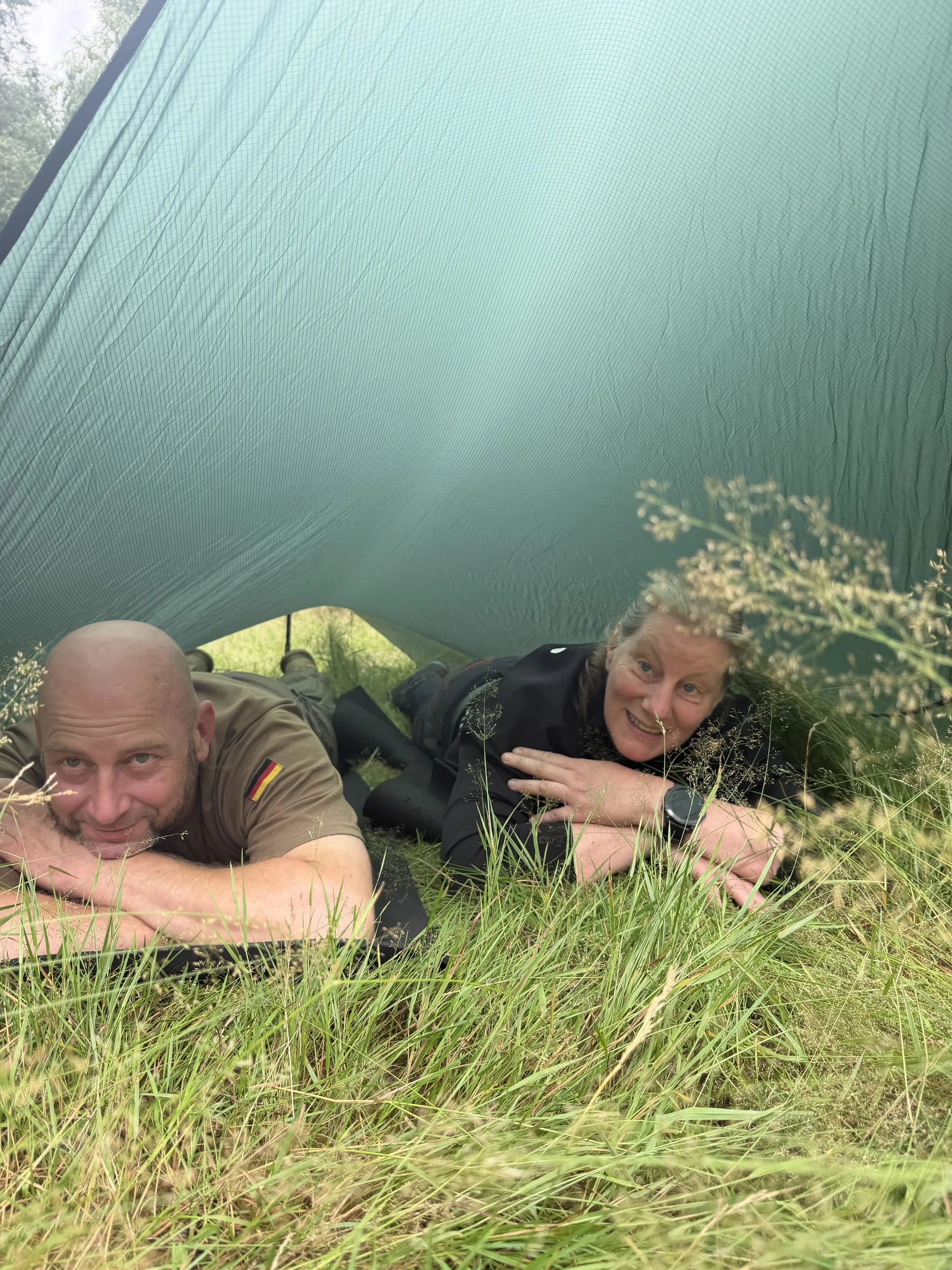 Zwei Teilnehmer unter einen Hilleberg Tarp.jpg