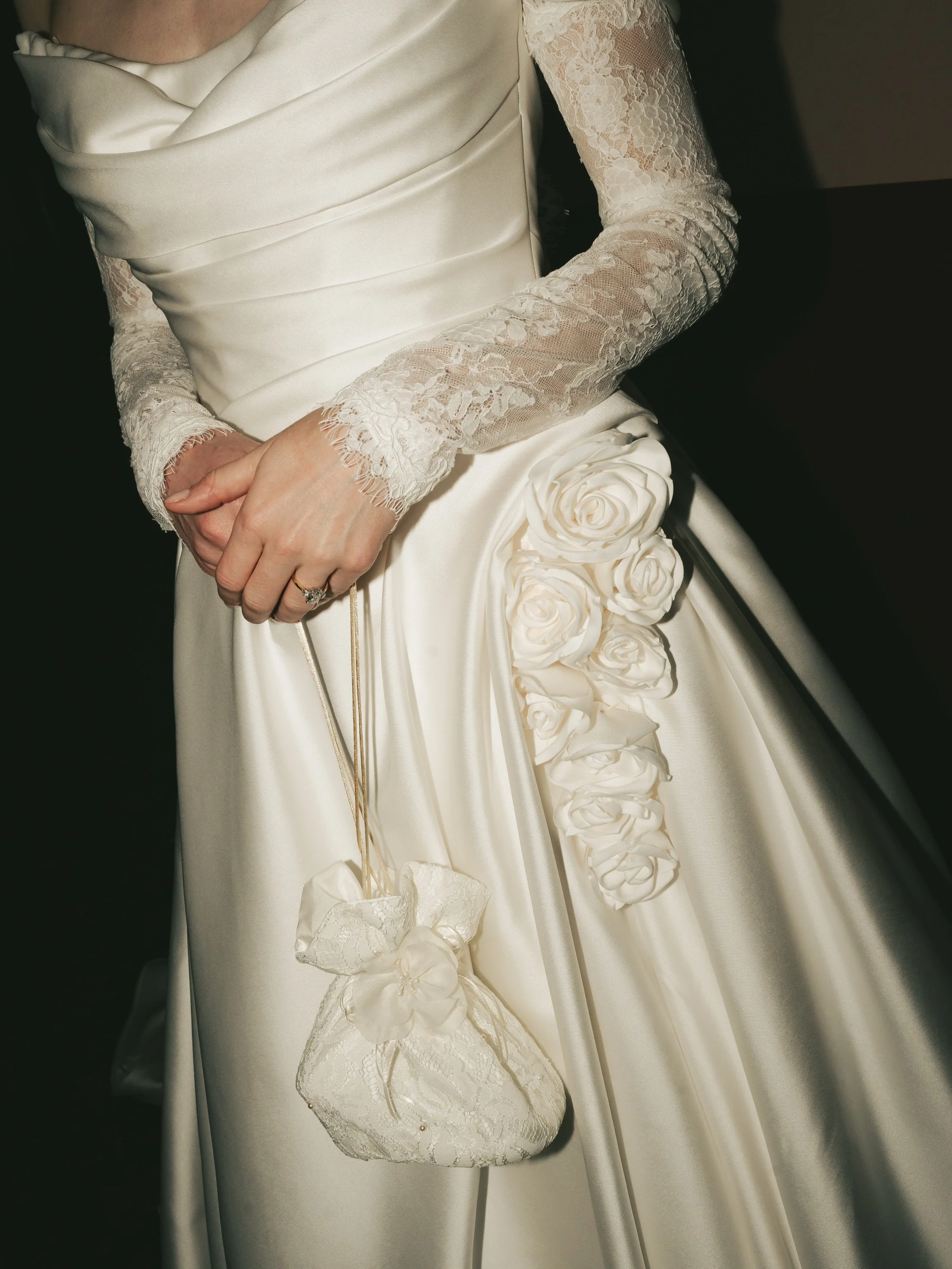 A few favorites from this romantic Baltimore wedding 🦢🥀 

Venue: @georgepeabodylibrary 
Hotel: @hotelulysses 
Coordinator: @bellevate_concierge