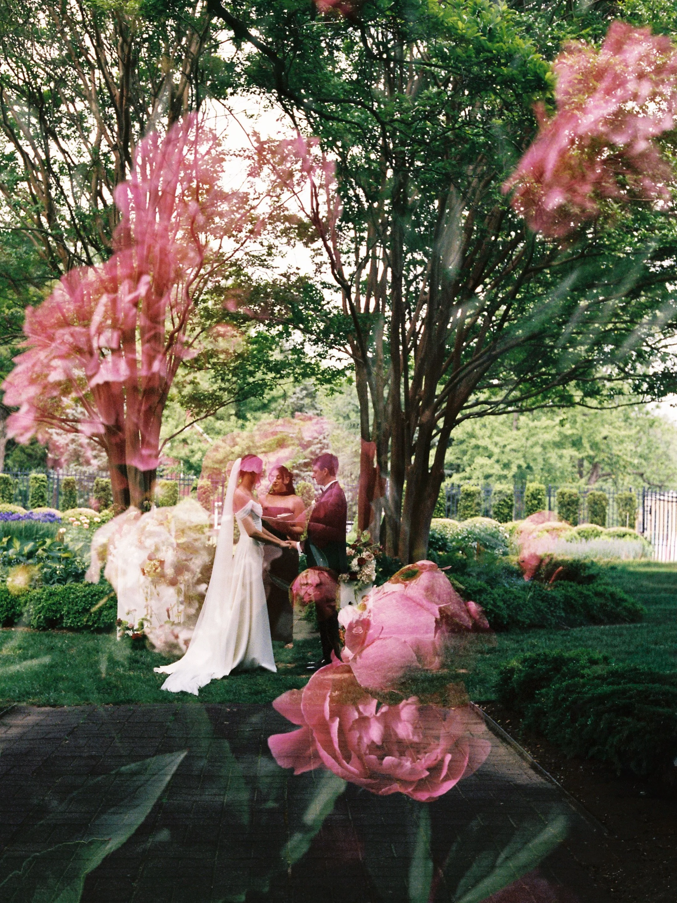 Scrapbook album for the Teodoris 🤍 on a mix of film &amp; digital 

So many heartfelt moments in this set 🫶🏻 

Team: 
Photogtapher: @isabelbrachophotos 
Second: @laurennorellephoto 
Videographer/drone: @scottwoofterfilms 
Venue: @belmontmanorhouse