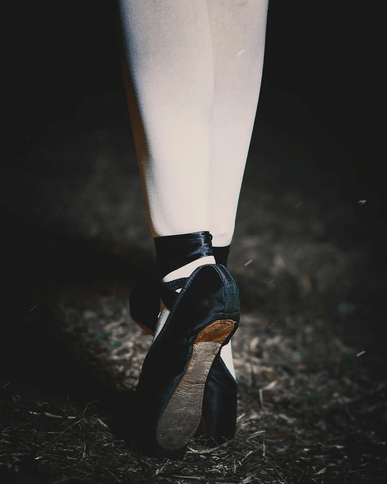 Woman in black ballet shoes en pointe, online trauma and attachment therapy for women in Washington with Rebecca Flores LPC