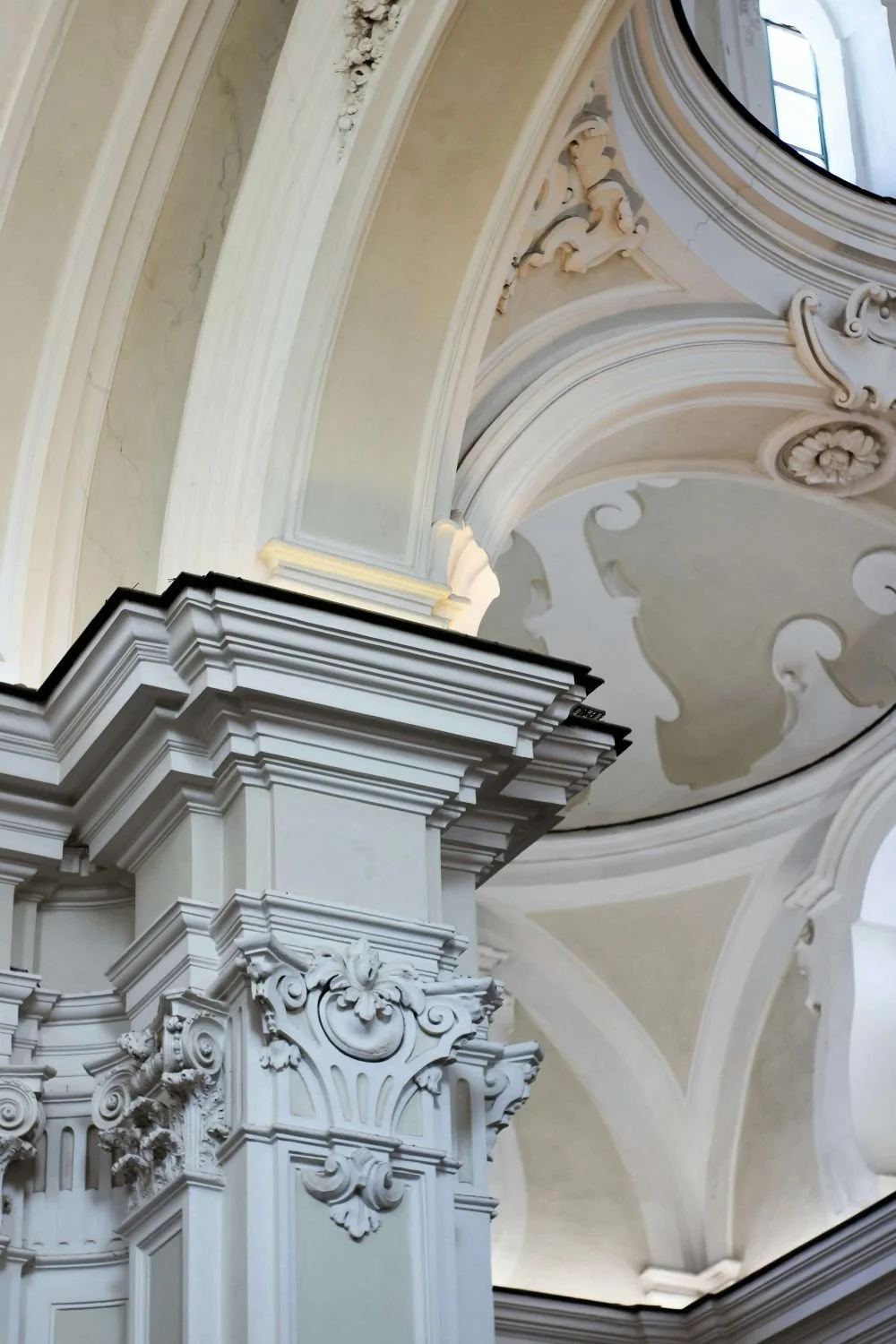 Looking up at white grecian pillars, therapy for therapists across Texas