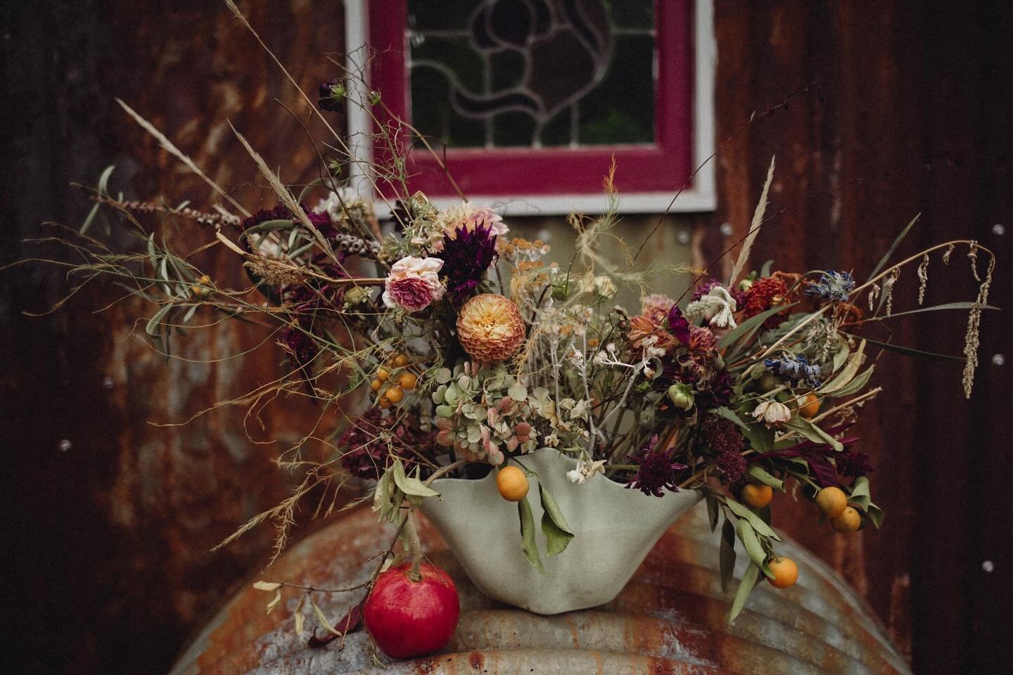 An after and before here of a autumn arrangement because there&rsquo;s something so beautiful about these half dried flowers at the end of their vase life. I made this arrangement for our local bakery over the Easter weekend 💐 the fresh arrangement 