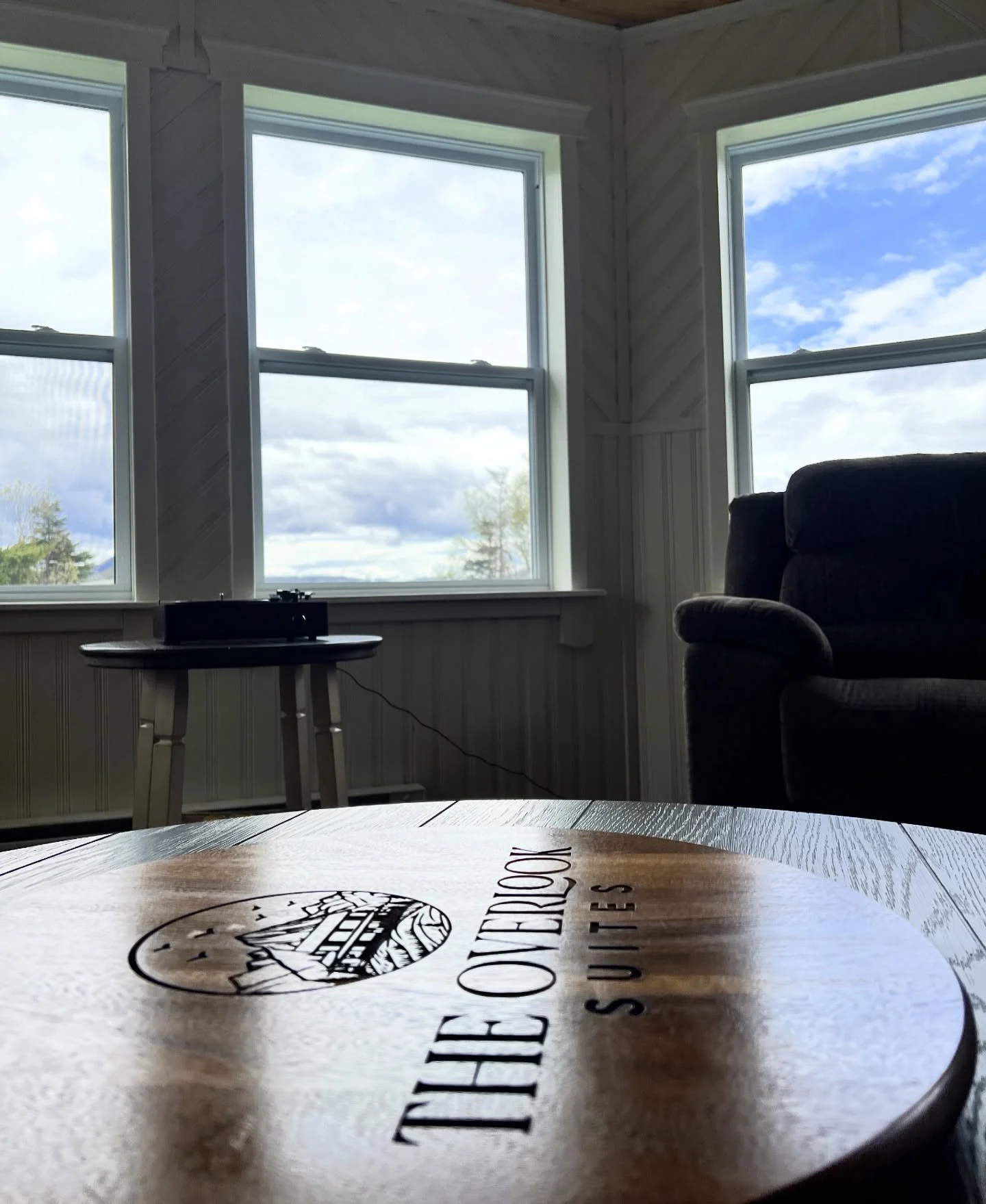 Enjoy morning coffee, evening games, and everything in between in our &lsquo;Sun Room&rsquo; of the Overlook Suites. One of our personal favourite spaces to relax in the home! 

📧 theoverlooksuites@gmail.com
💌 @theoverlooksuites 
💻 theoverlooksuit