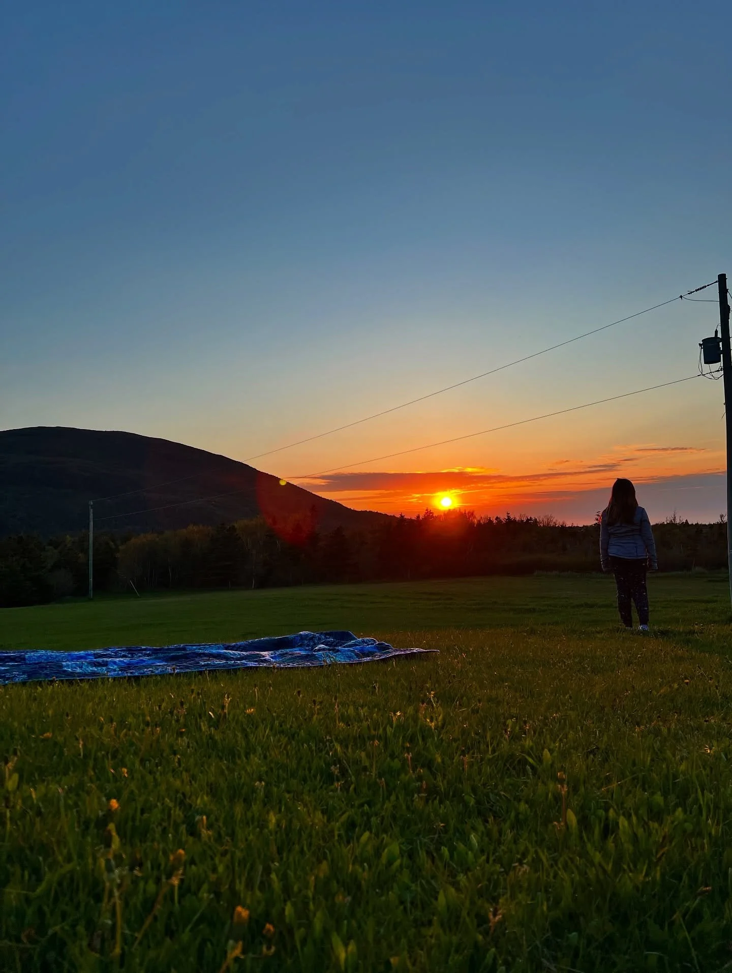 When the sunsets are so beautiful, even the kids have to stop and stare! 🌅 

📧 theoverlooksuites@gmail.com
💌 @theoverlooksuites 
💻 theoverlooksuites.ca