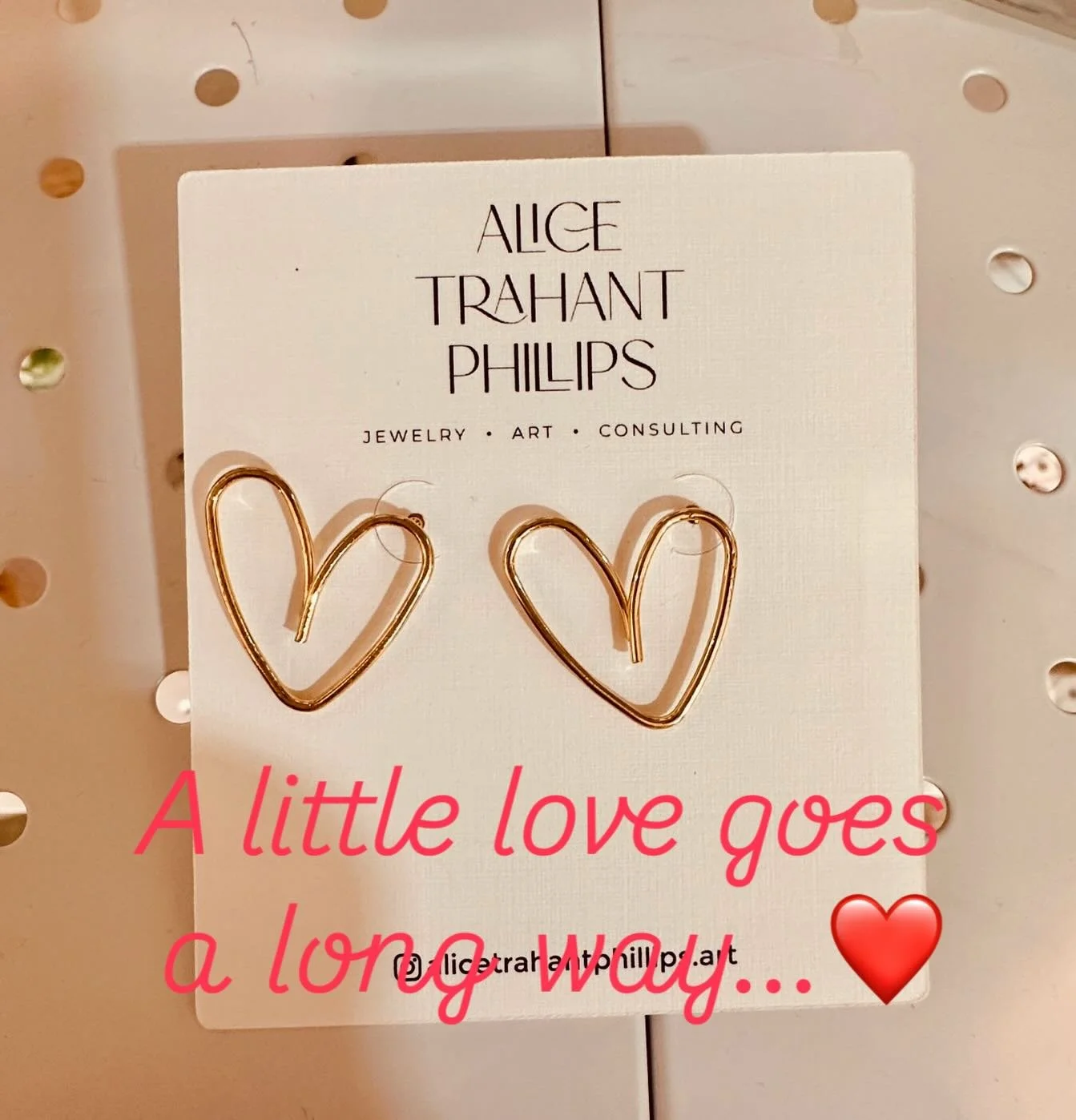 ❤️A little love goes a long way ❤️

Handcrafted heart earrings by Alice Trahant Phillips&mdash;the perfect Valentine&rsquo;s gift (or self-love moment).

Available now at the W4W Collective at Westside Market 

#W4WCollective #WomenForWomen #Valentin