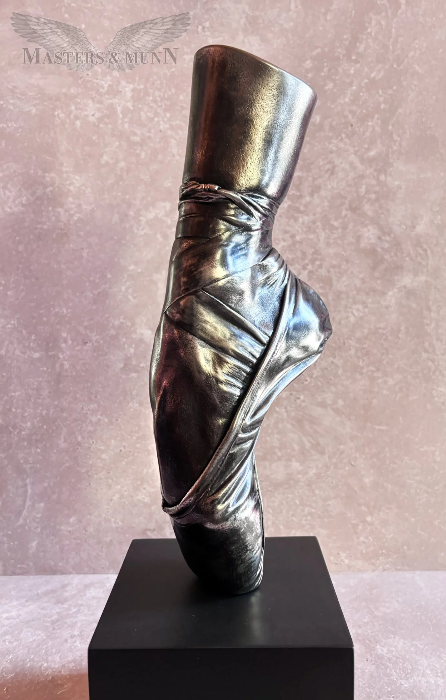 'En pointe I' is an exquisitely detailed sculpture created from a lifecast of a professional ballerina. Some have compared it to the sculpture of the character Victoria is Matthew Bourne's production of 'The Red Shoes' and  makes the perfect gift for