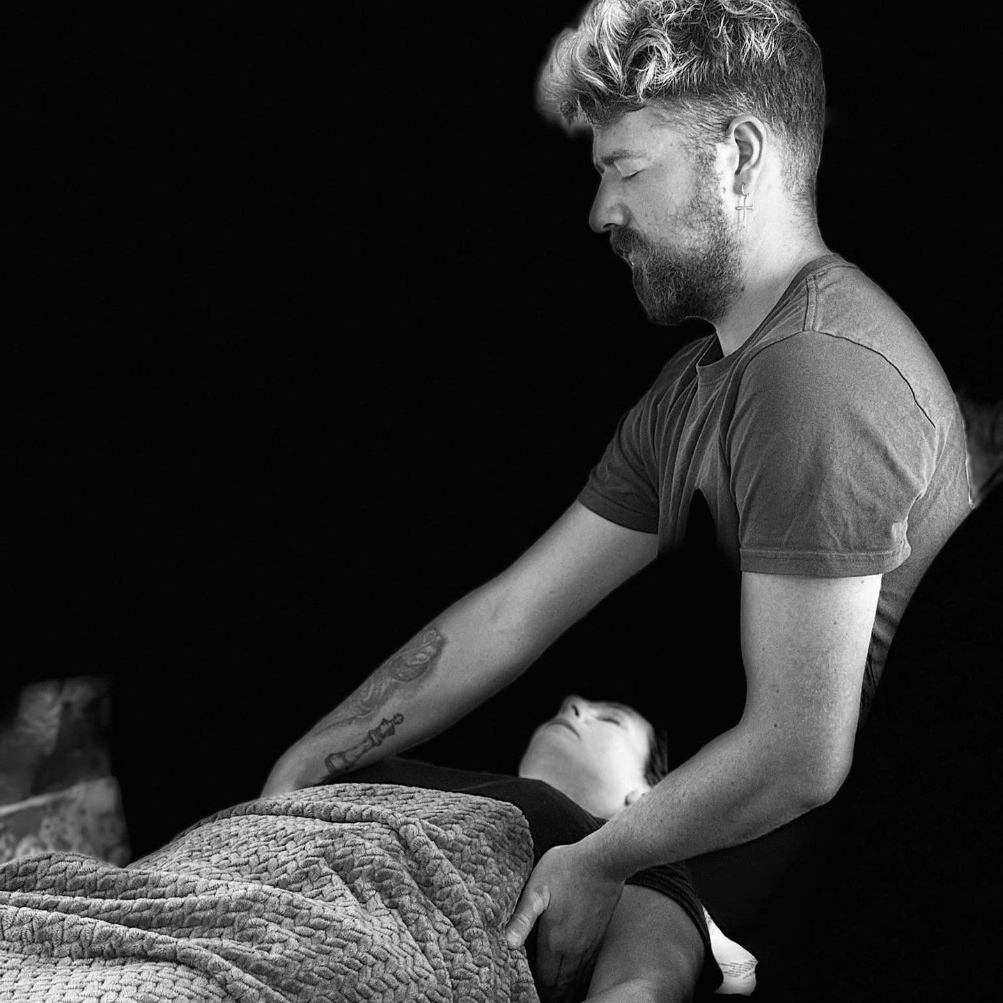 &ldquo;Jeg blev hurtigt varm omkring begge kn&aelig; men m&aelig;rkede ikke andet end ro under healingen og har sovet godt for f&oslash;rste gang i lang tid. I dag har mine smerter over l&aelig;nden og led v&aelig;ret mindre tak🙏🏻&rdquo; - Christin