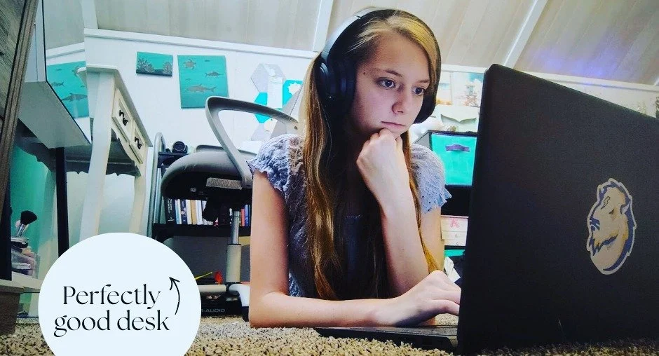 Little bit of behind the scenes. I tend to lay on the floor while working... even though I do indeed have a desk🤷&zwj;♀️ Any other floor-workers in here?
(I will most likely have a bad back when I am old.)

#behindthescenes #graphicdesign #smallbusi