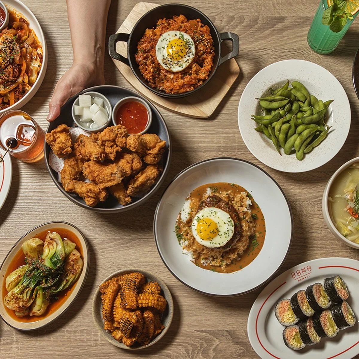 Dine with a view 🌿

Enjoy DOMODOMO&rsquo;s New York&ndash;born signature dishes,
alongside Hawaii-exclusive creations like our Tteokgalbi Loco Moco, all while overlooking the beauty of the golf course greens.

Same DOMODOMO soul.
Hawaii, on the tabl