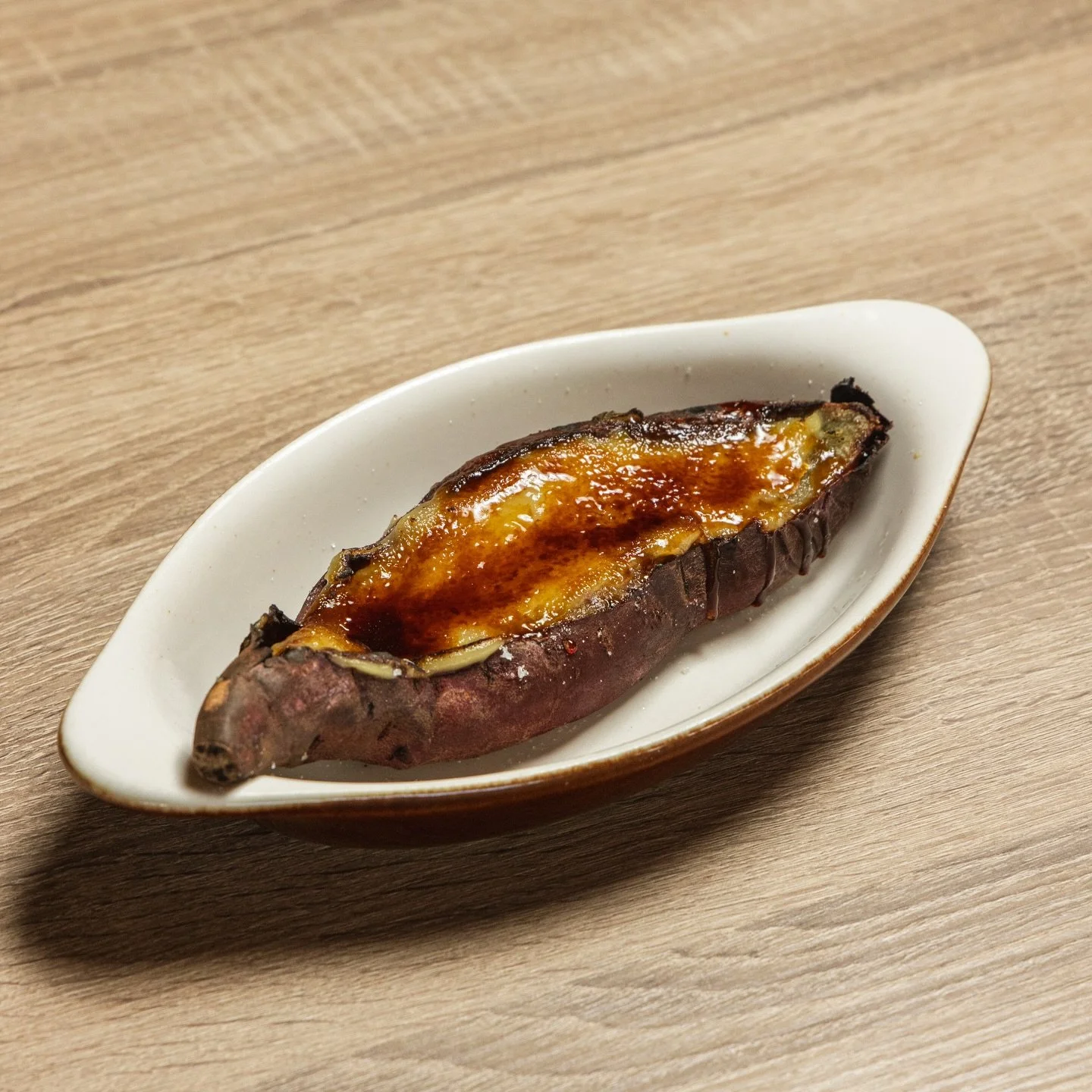 Sweet Potato Cr&egrave;me Br&ucirc;l&eacute;e 🍠🍮
Silky sweet potato custard with a crisp caramelized top. The perfect sweet finish.

#DomodomoHawaii #CremeBrulee #SweetPotatoDessert #HonoluluEats #HawaiiDining