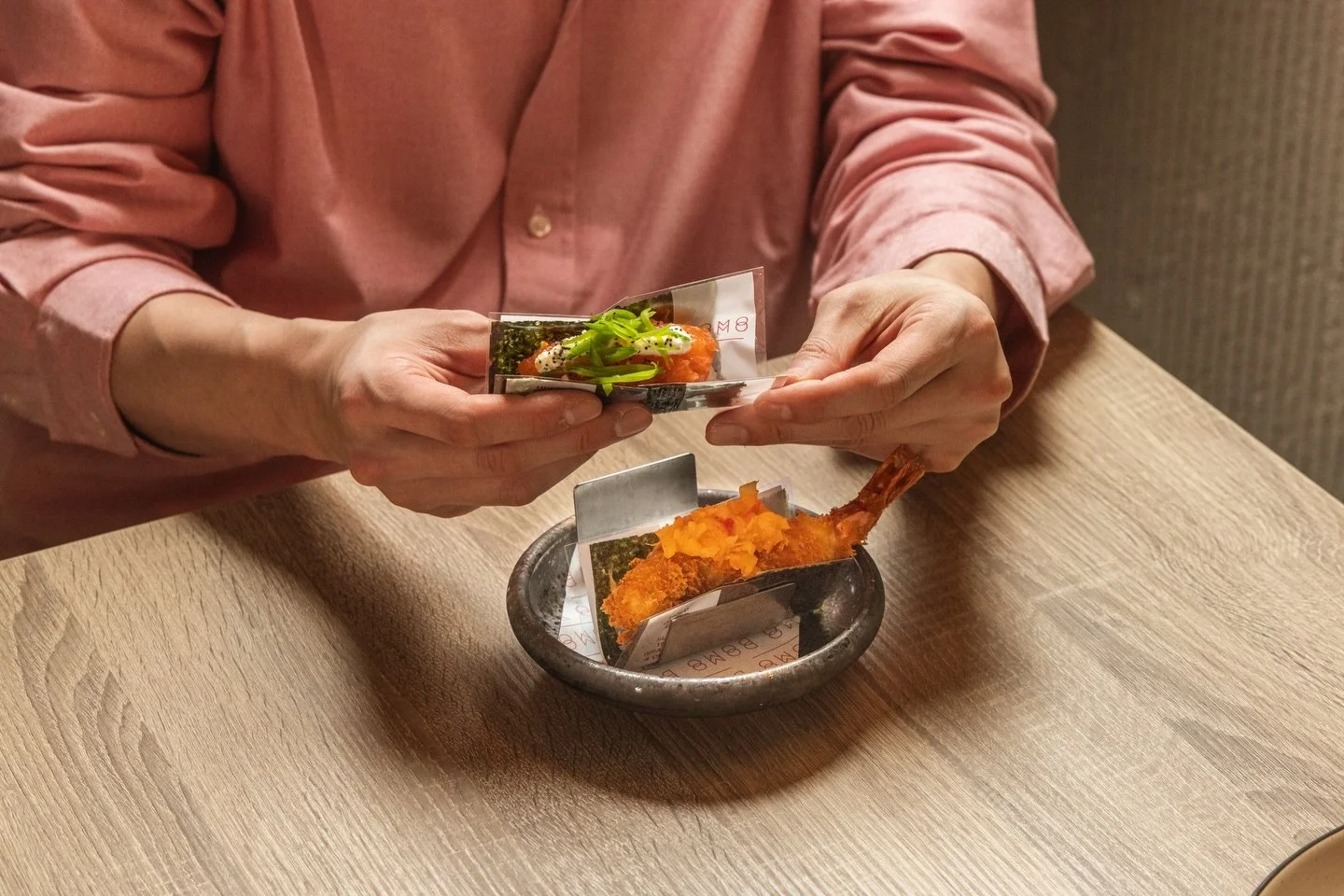 Handrolls at Domodomo Hawaii 🌺
Made fresh to order, crisp nori, warm rice, and your pick of favorites&mdash;spicy tuna, spicy crab, shrimp tempura, or salmon.

#DomodomoHawaii #Handrolls #HawaiiEats #HonoluluDining #AlaMoana