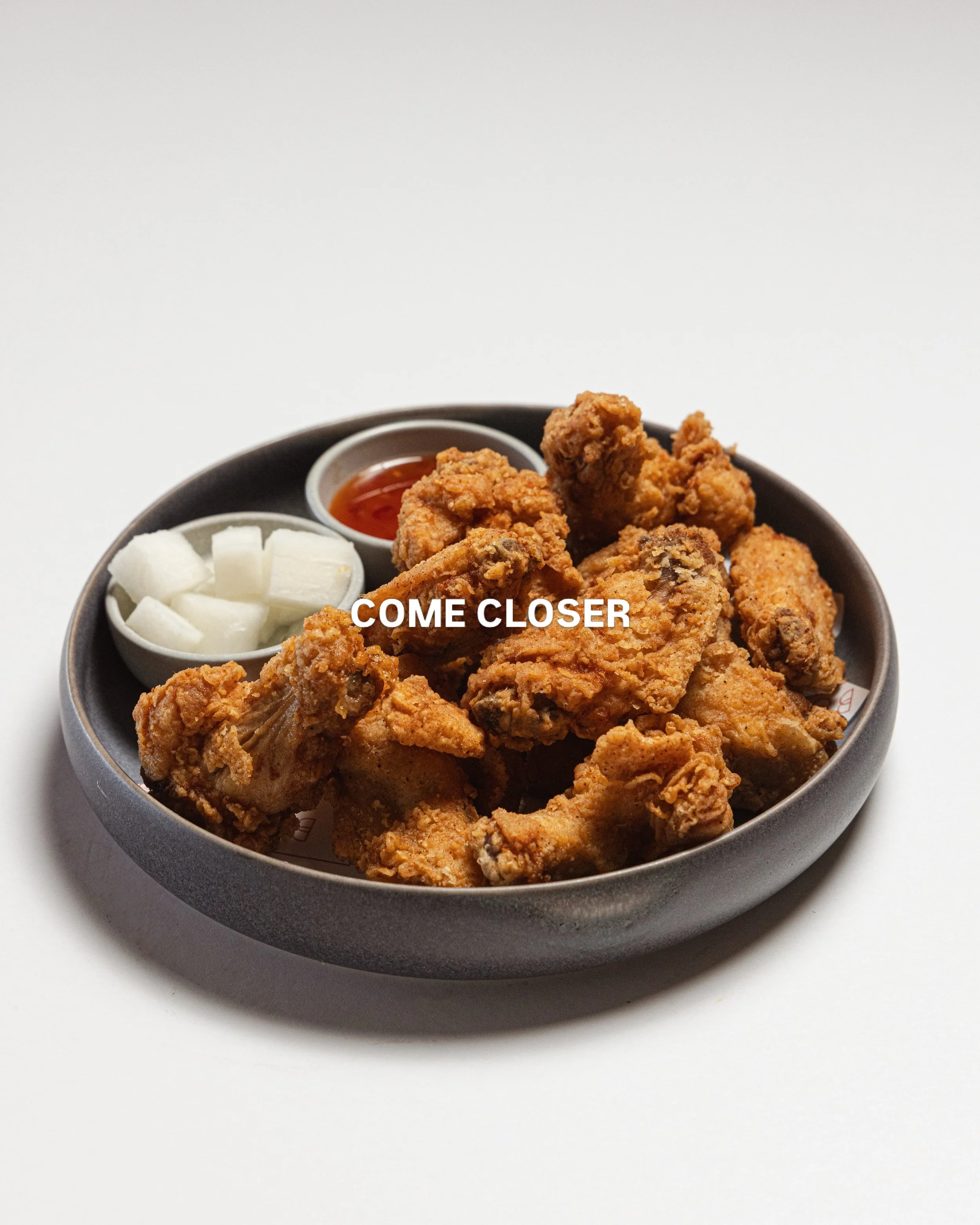 Come closer and take a bite of our fried chicken wings 🍗🔥
Comes with our signature Korean sauce and pickled celery

#DomodomoHawaii #ChickenWings #KoreanStyleWings #HonoluluEats #HawaiiEats