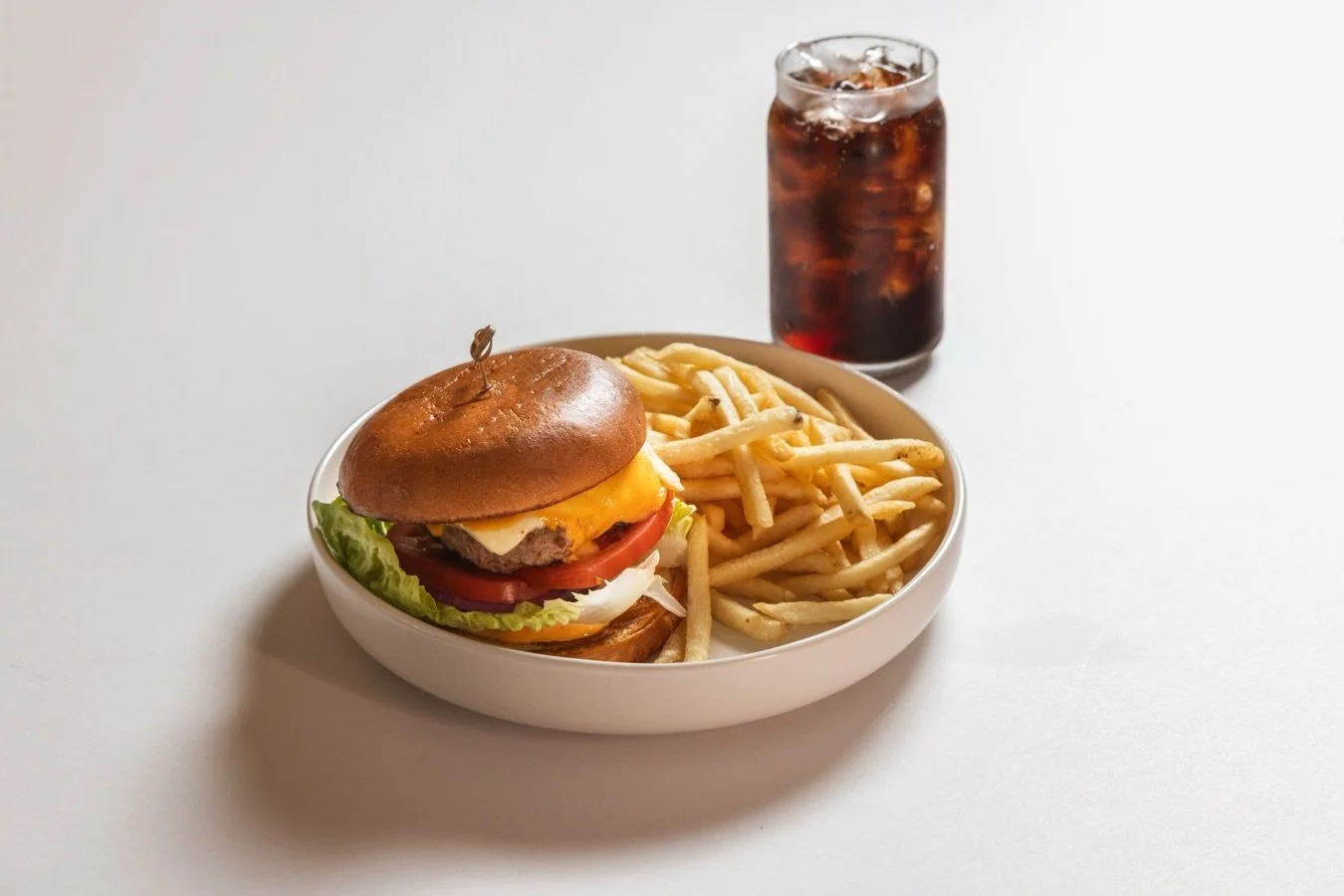 NY-style Smash Burger with Fries 🍔🍟
Juicy, crispy-edged patty with lettuce, tomato, cheese, and red onion. Simple, classic, always hits

#DomodomoHawaii #SmashBurger #HonoluluEats #HawaiiEats #AlaMoana