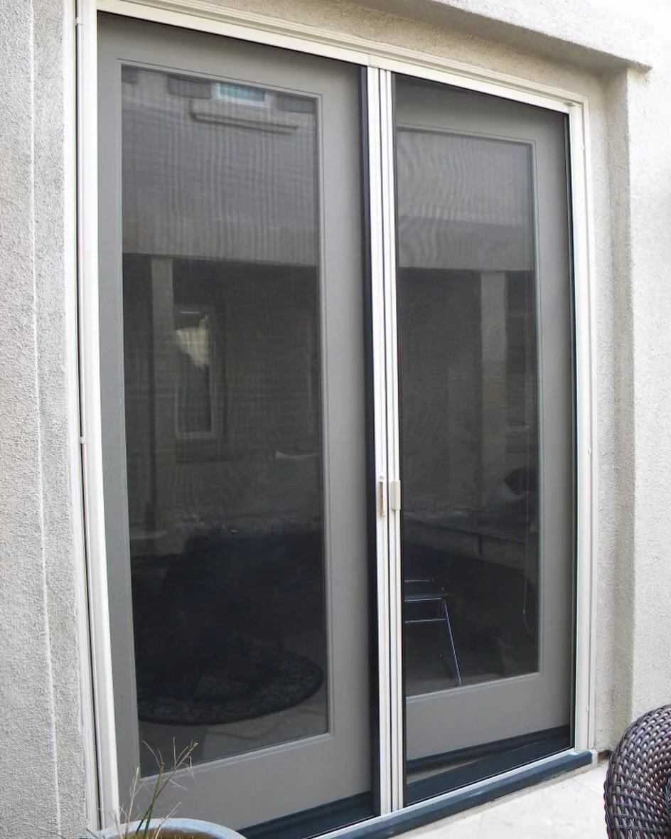 Retractable screen doors now available. Super economical and quick turn around times! Schedule an appointment today!

. #screens #retractablescreens #aluminium #glass #custom #screendoors