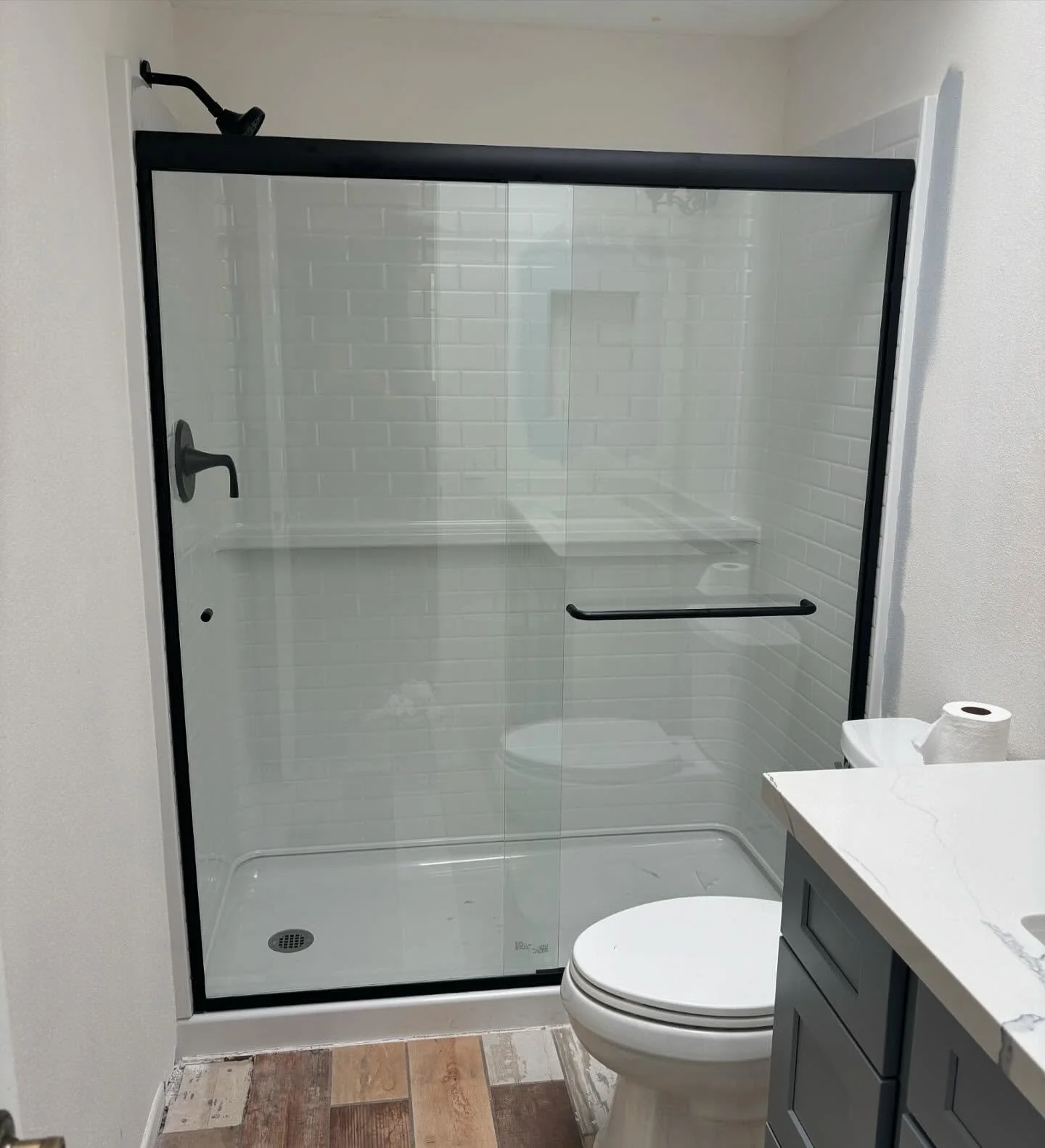Fiberglass? No problem. We have a solution for you! Check out our 1/4&rdquo; Clear Glass Framed Double Slider Units. Cheap and simple solution. 

#glass #showerdoors #glazing #showerenclosures #contractors #orangecounty #customglass #mirrors #showerh