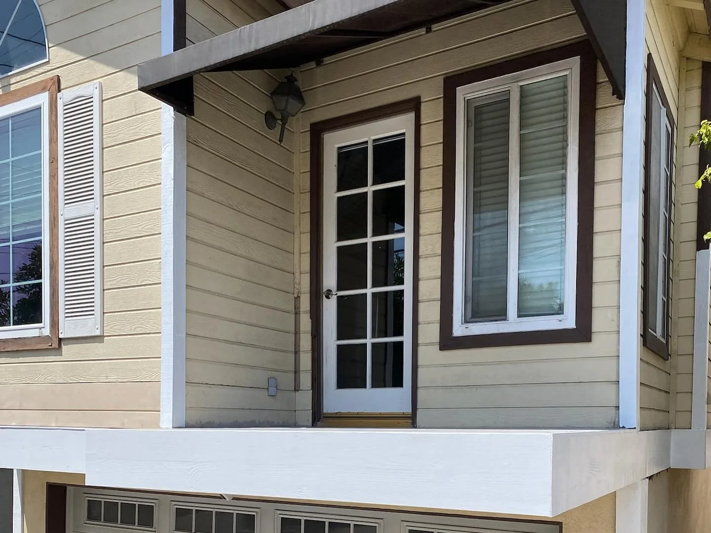 Swipe for the Before and After. Amazing what a couple pieces of glass does to your home. Call us today to elevate your home.

#glass #glassbuild #glazing #railings #glassraillings #glassblaustrade