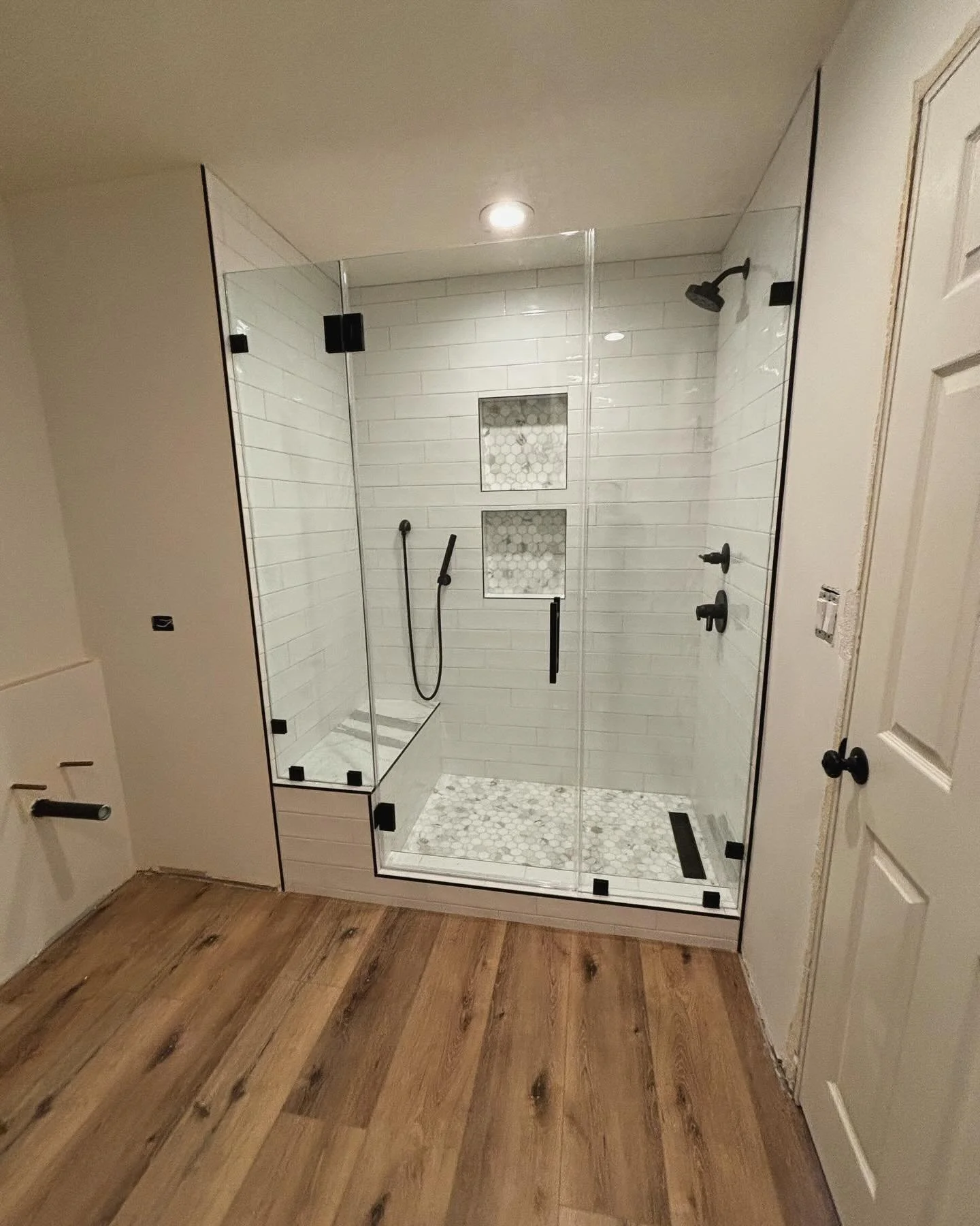 Took a little instagram hiatus but we are back!!! Here is a beautiful inline unit with matte black hardware. This is a ladder pull style handle which is such an elegant touch! Call for a quote today! 949 342 0023 

#clearglass #framelessshowerdoor #i