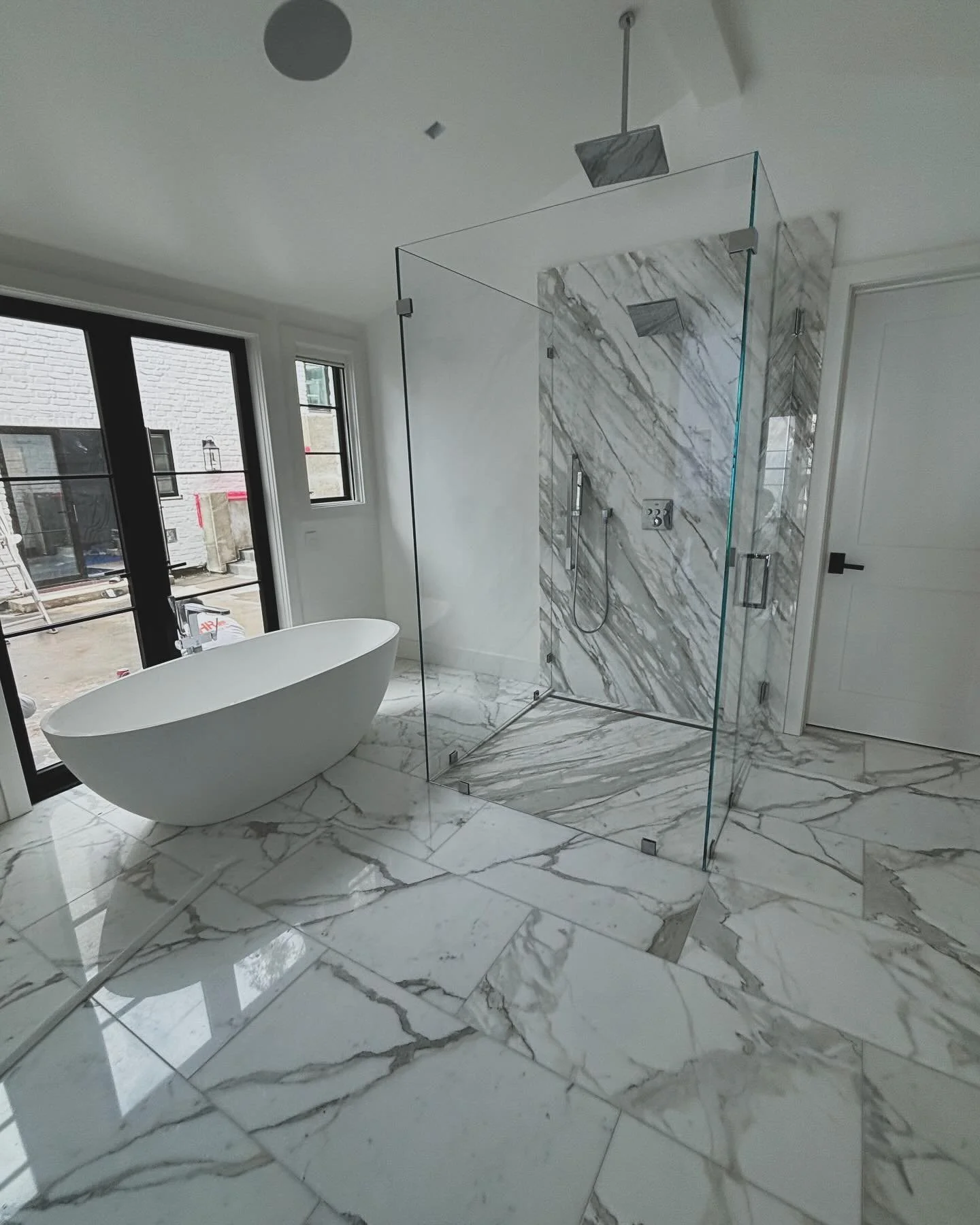 Absolutely stunning work by our lead install team! This luxurious frameless box-like unit can be yours! This is starphire glass which means it has low iron. Iron in the glass causes the slightest green cast. Starphire glass is excellent to dazzle you
