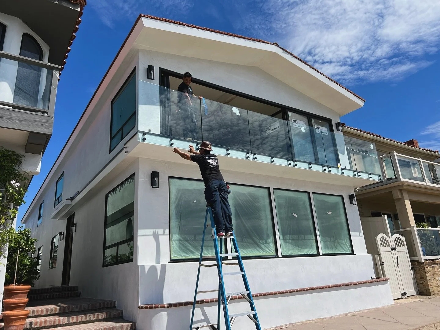 Always hard at work around these parts 😌 2nd story balconies are always pleasing to the eye with glass railings! Call for a quote today! (949) 342 0023 

#glassbalcony #glass #glassrenovation #glassraillings #customclass #clearglass #glassbuild #gla