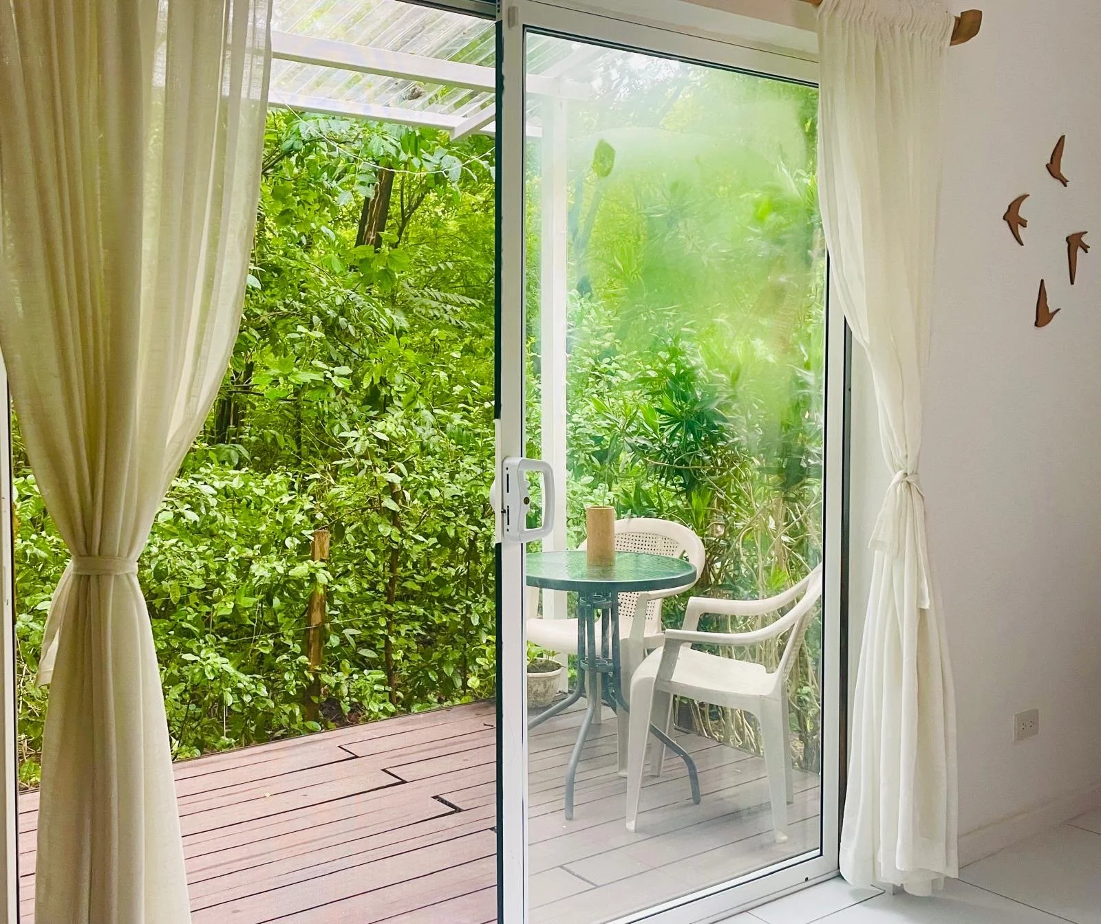 pelada-container-triplex-Suite 2 patio.jpeg