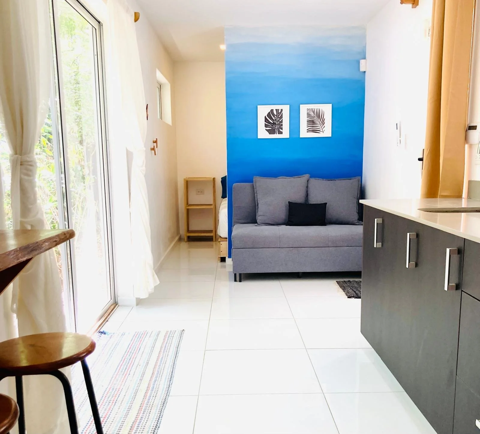 pelada-container-triplex-Suite 2 kitchen.jpeg
