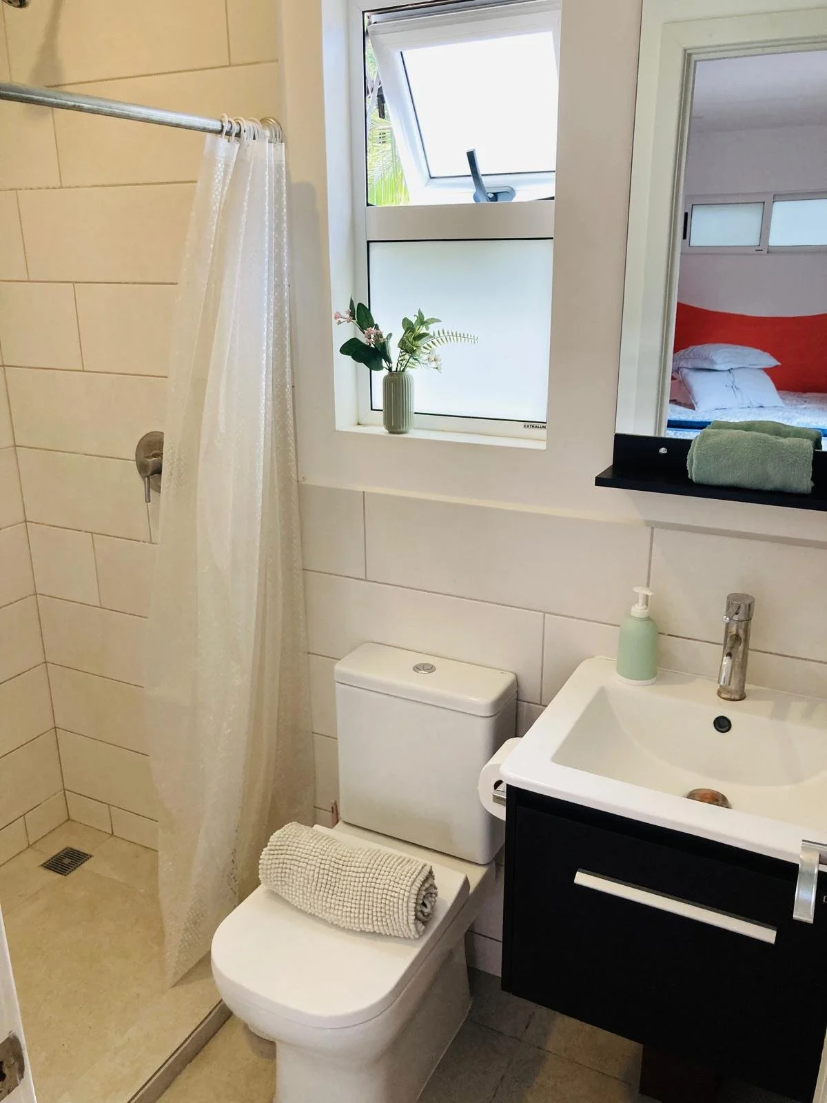 pelada-container-triplex-Suite 1 bath.jpeg