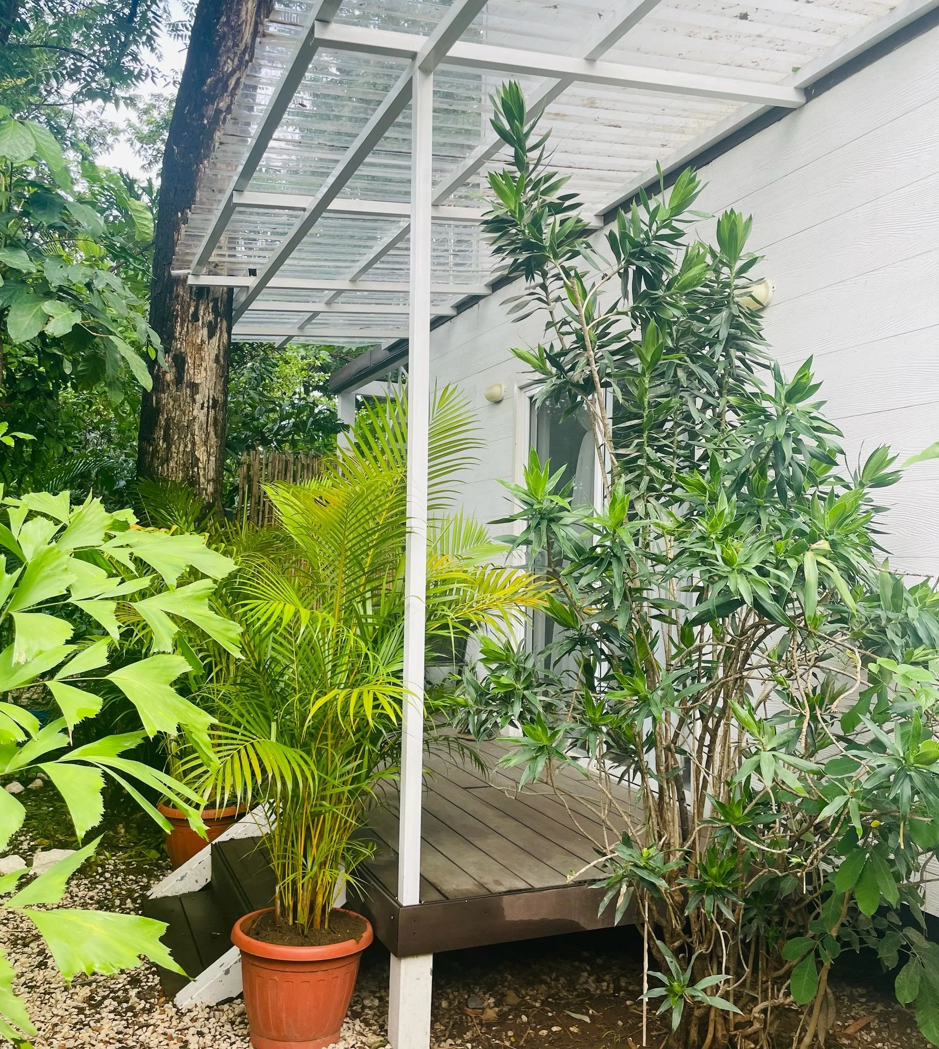 pelada-container-triplex-Suite 1 patio.jpeg