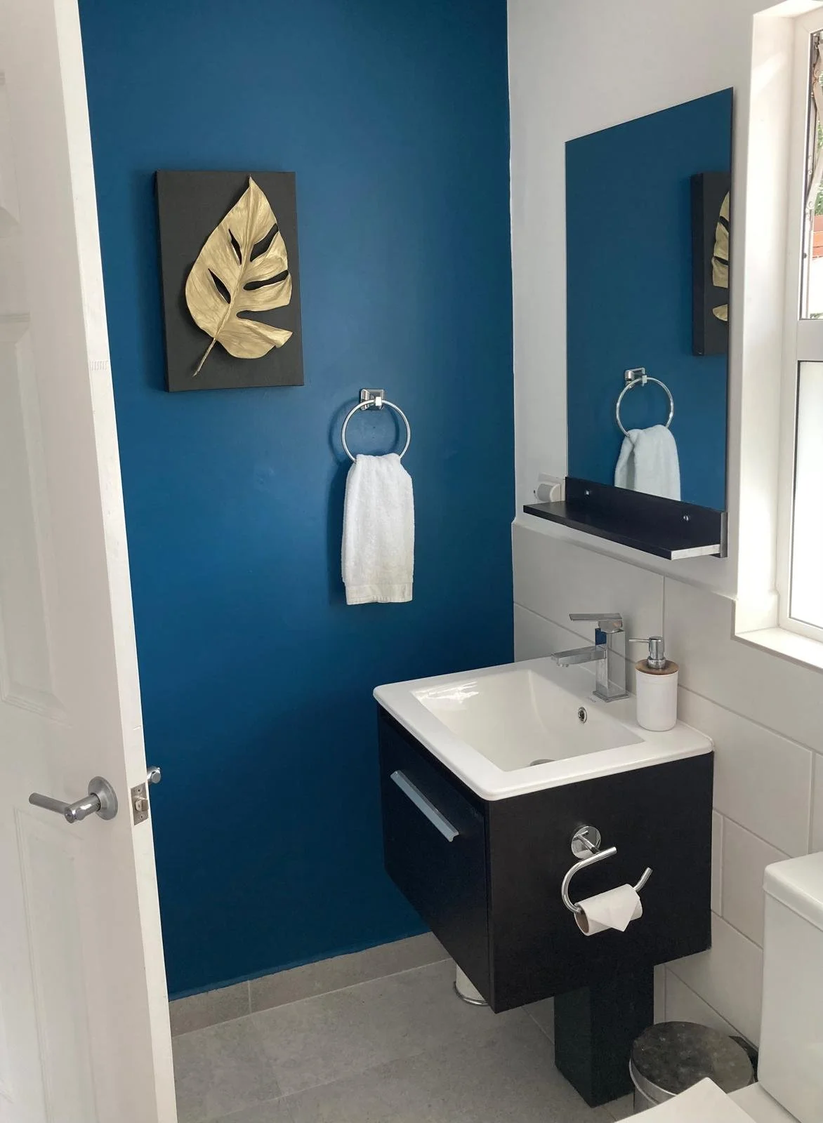pelada-container-triplex-Upper Unit Bath.jpeg