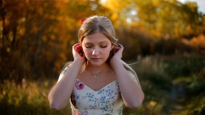 Surprise! The visualizer for &ldquo;Sugarcoat&rdquo; is yours now&hellip;

shot &amp; edited by @izzyclairemorton (duh) we had so much fun running around in the last of autumns colours to shoot this ✨🍂🤍

watch on YouTube now at the link in my bio!