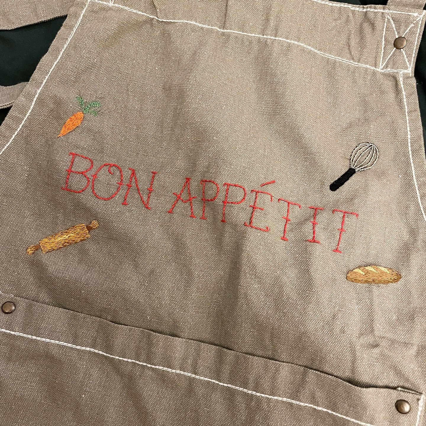 i’m finally able to slowly but surely share pieces i’ve been working on as gifts! i embroidered this apron as part of a white elephant exchange gift and i’m really happy with how it turned out 😊