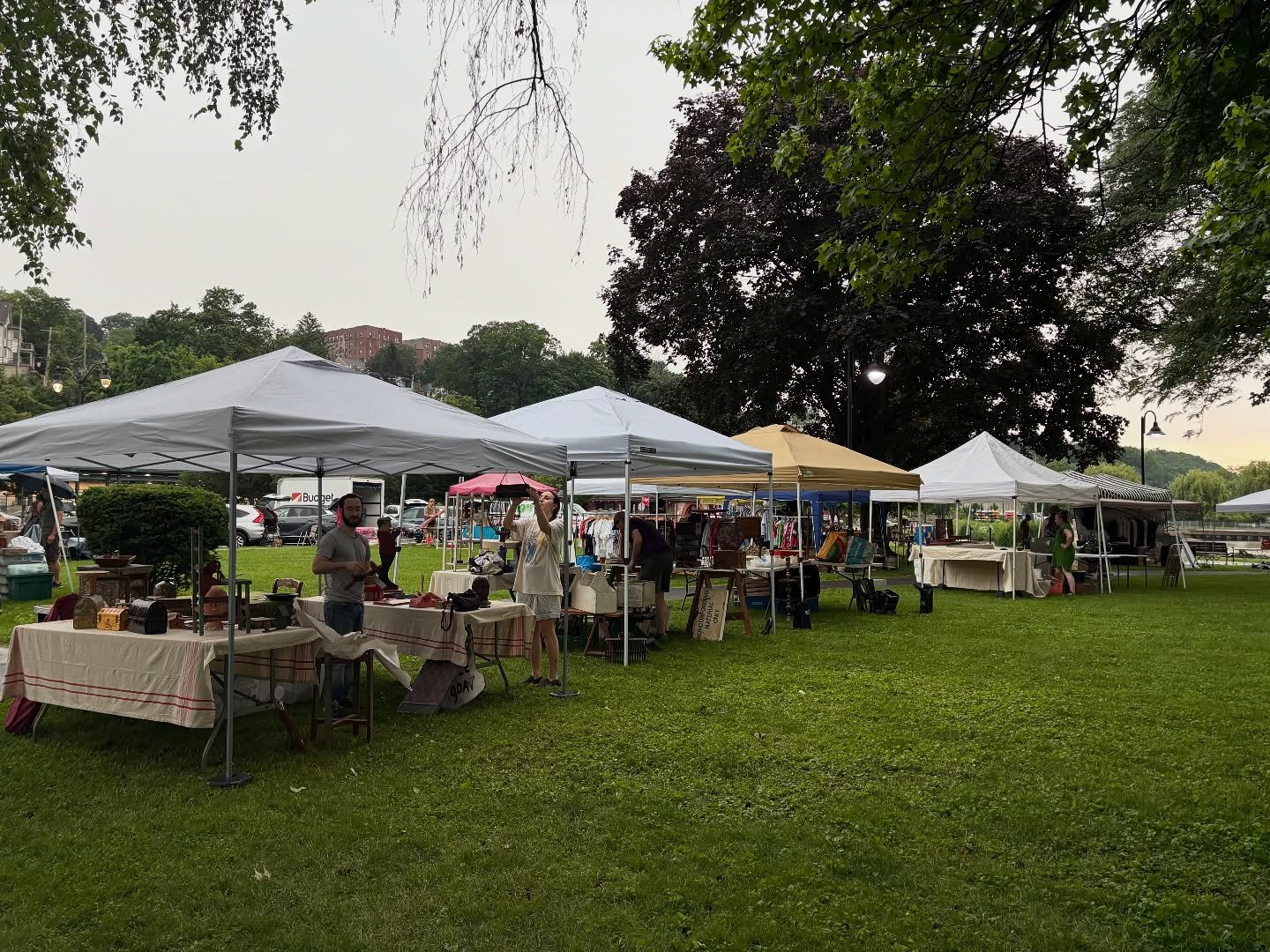 WE ARE HERE!!! All of our vendors are here setting up, waiting for the rain to stop .. it&rsquo;s going to be an amazing Wickers Creek Market day 🩷🧡 

#wickerscreekmarket #wcm2025 #dobbsferry #rivertowns #rivertowns #vintagemarket #hudsonvalleyhapp