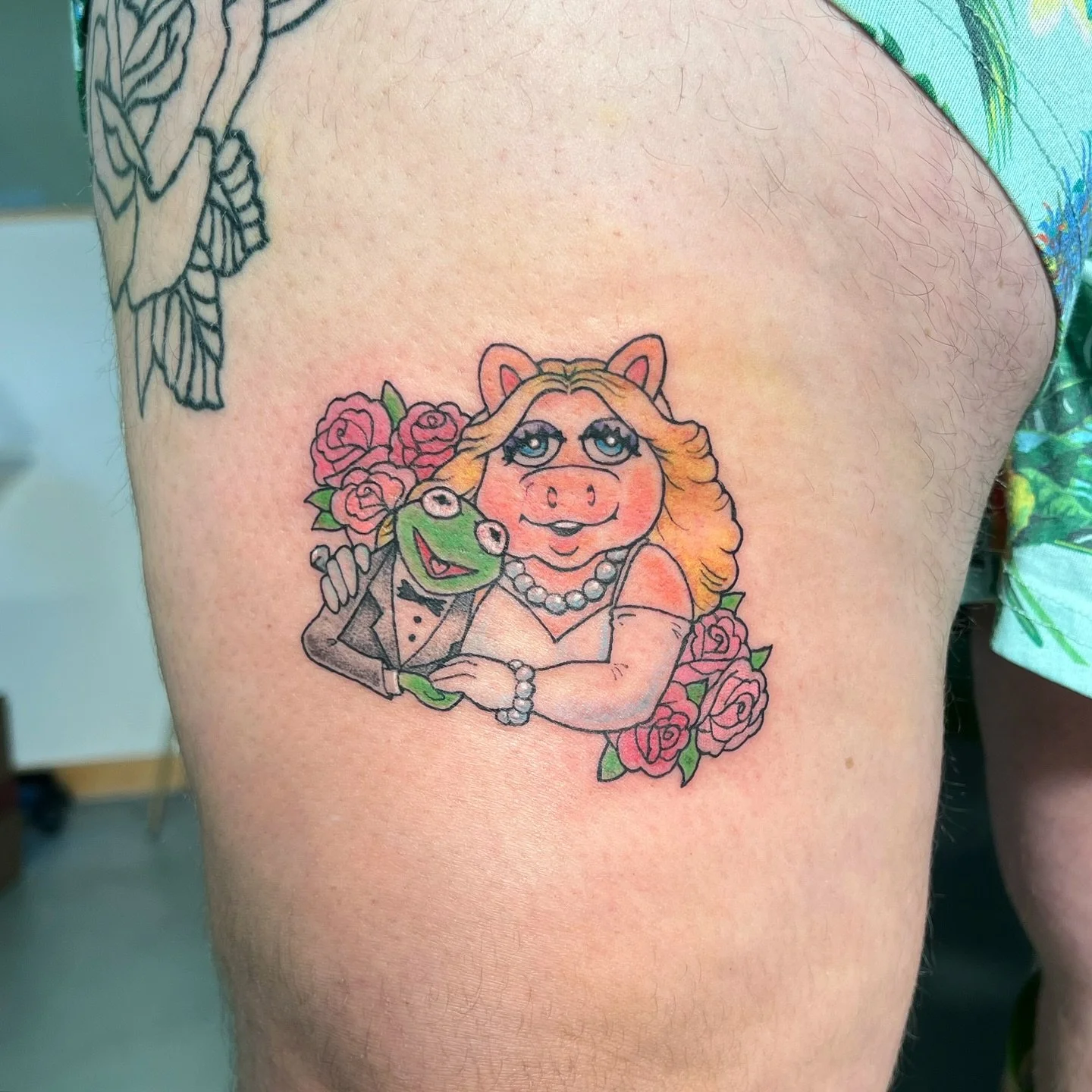 Miss Piggie &amp; Kermit 4ever 🐸&hearts;️🐷
Thank you @oops_all_andromedas for giving these two icons a home! Getting to tattoo this flash has been so fun ✨

#muppets #muppetstattoo #portlandtattoo