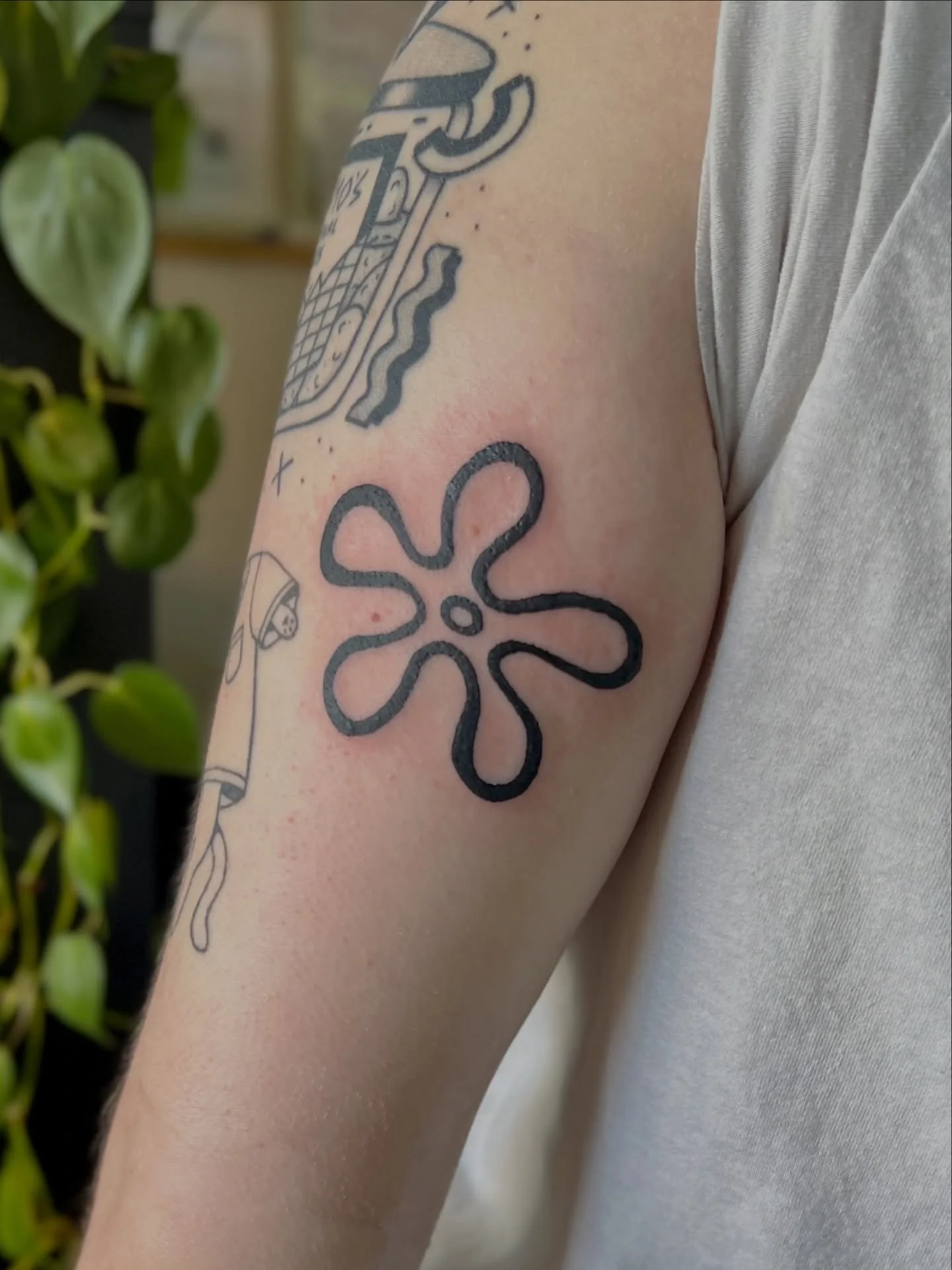 Different-but-still-matching SpongeBob flower tattoos for @echo.skiddles and friend! I love doing friendship tattoos for people and seeing how we can make a design suit different aesthetics 🌺

#matchingtattoos #friendtattoo #spongebob