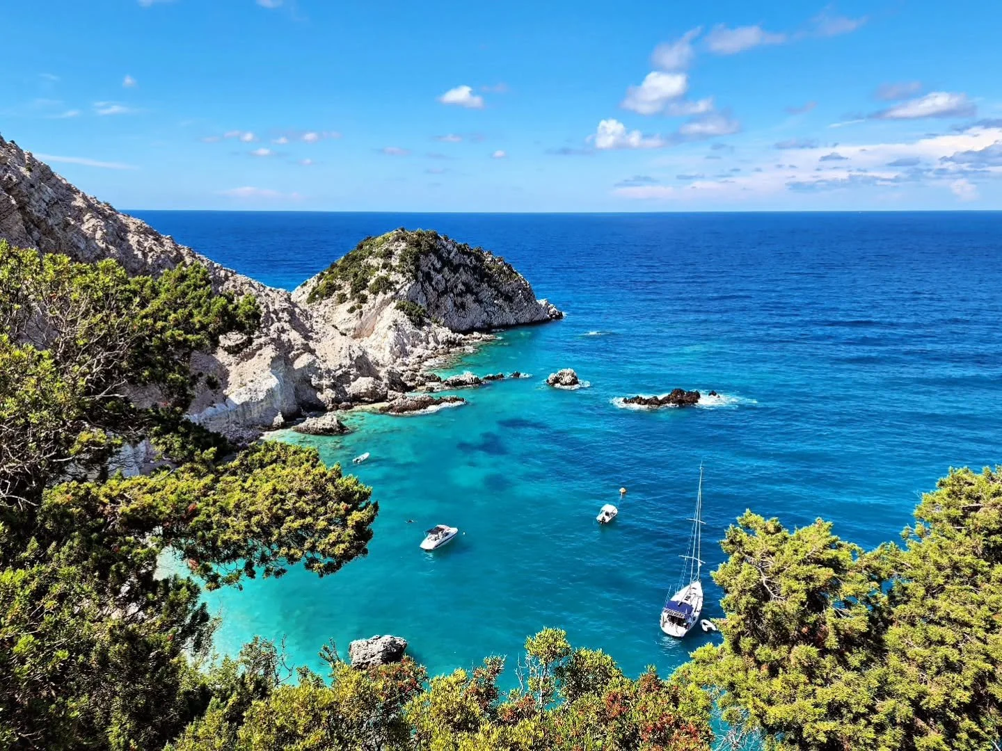 📍 Agia Eleni Beach, Kefalonia

Close to the village of Damoulianata, Agia Eleni is a peaceful beach with crystal-clear waters and soft white pebbles, surrounded by dramatic cliffs and nature. A quiet escape, perfect for swimming and soaking up the c