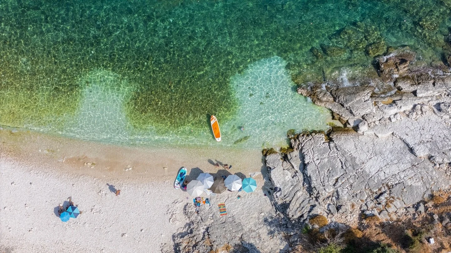 📍 Secluded beach near Agia Efimia, Kefalonia

Between Sami and Agia Efimia, the coastal road reveals a handful of small beaches and coves with bright water and pretty views. Perfect for a quick swim, a quiet pause, or just a moment to take in Kefalo