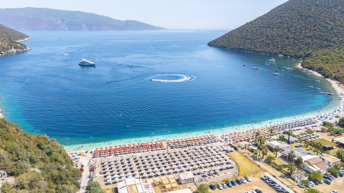 📍 Antisamos Beach, Kefalonia

Turquoise waters, white pebbles, and lush green hills make Antisamos Beach 🌊 one of Kefalonia&rsquo;s most popular spots for swimming, sunbathing, and soaking up natural beauty. 

A must-visit on the island!

#kefaloni