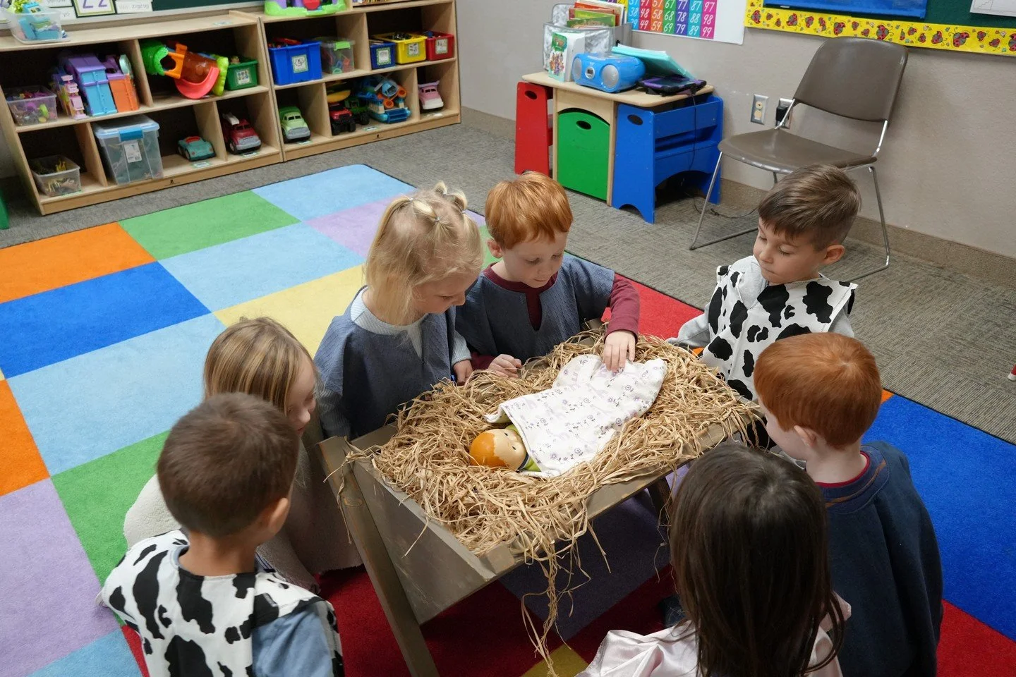 Mrs. Traff's 4s classes had a blast acting out the nativity story with their classmates this week. This is a favorite activity every year, and brings added depth to the story for our students!