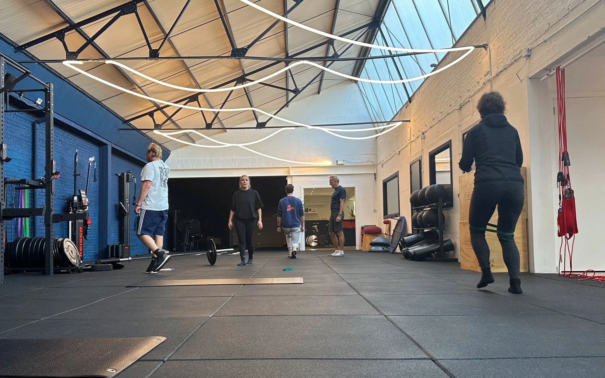 grote oefenzaal in Berchem met veel materiaal