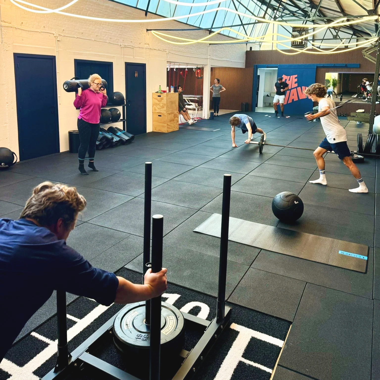 grote oefenzaal in Berchem met veel materiaal zoals sprint track, keiser, med ballen