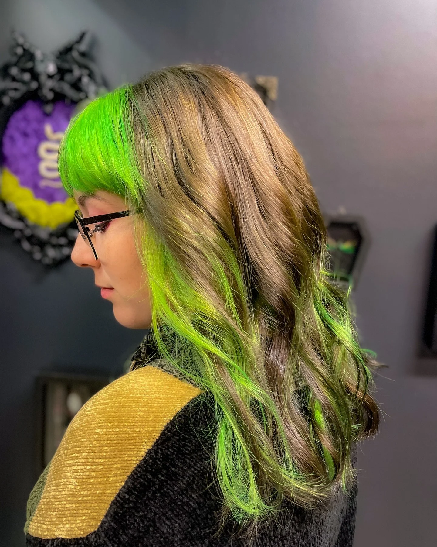 Neon green / with a dash of Emerald  from Pravana 💚💚💚

#neongreenhair #greenhair #greenhaircolor #grandrapidsmi #grandrapidsmi #pravanavivids #colorblockhair #neonhair #westmichiganhairstylist #brighthair