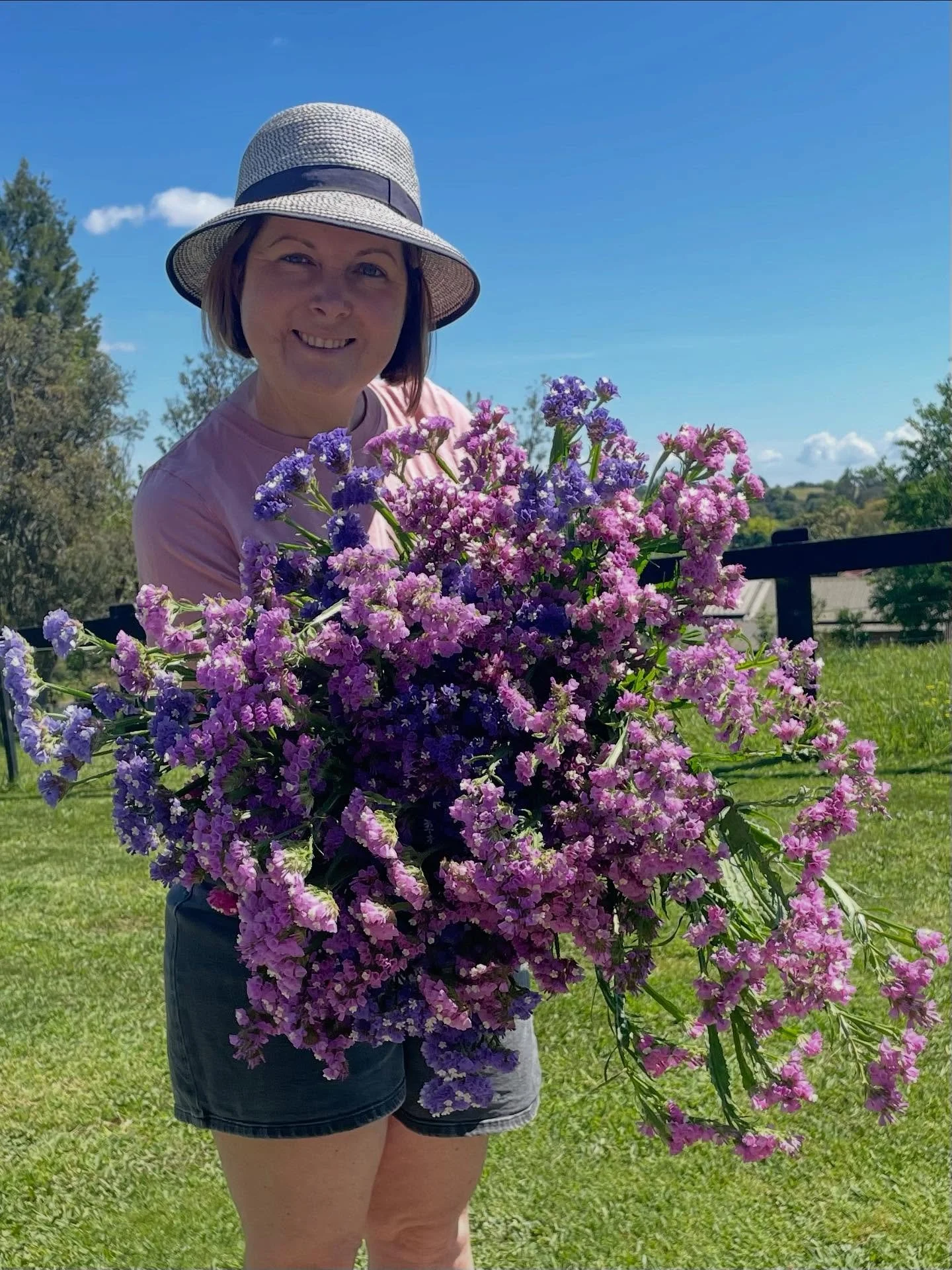 Statice harvest and that&rsquo;s only half of it! Shout out if you want a bunch (or two). Enjoy it fresh and then dry it. 

#statice #flowerfarm #flowersnz