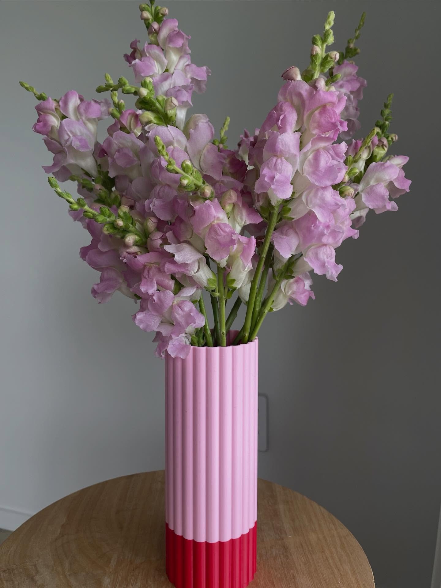 I had the loveliest coffee catch-up with Harriet from @floraandthread and got to hear all about her incredible 3D-printed vases 🌸 This is my first one and I&rsquo;m obsessed &mdash; the built-in flower frog makes arranging so easy! The hardest part?