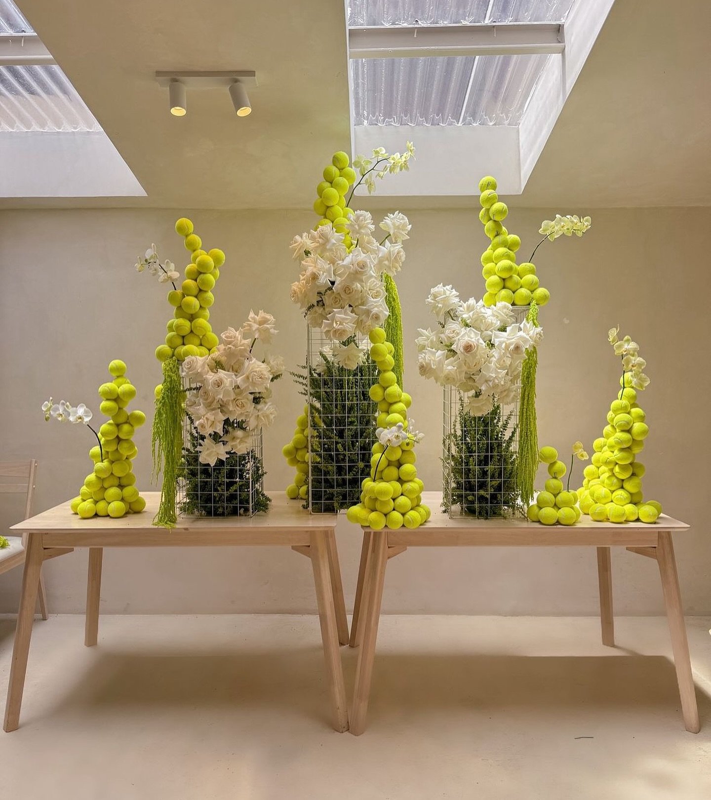 We only speak flowers 🌼🎾 sweetest installation by Panama based floral studio @flordesens