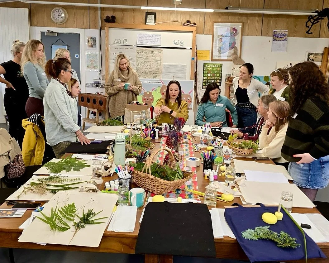 ๐ฟ Thank You! ๐
A big thank you to everyone who came to my tote bag workshop yesterday – what a gorgeous group we had! ๐
We started with a lovely walk through the forest, picked our leaves and grasses, and of course, we stopped by the pyrami