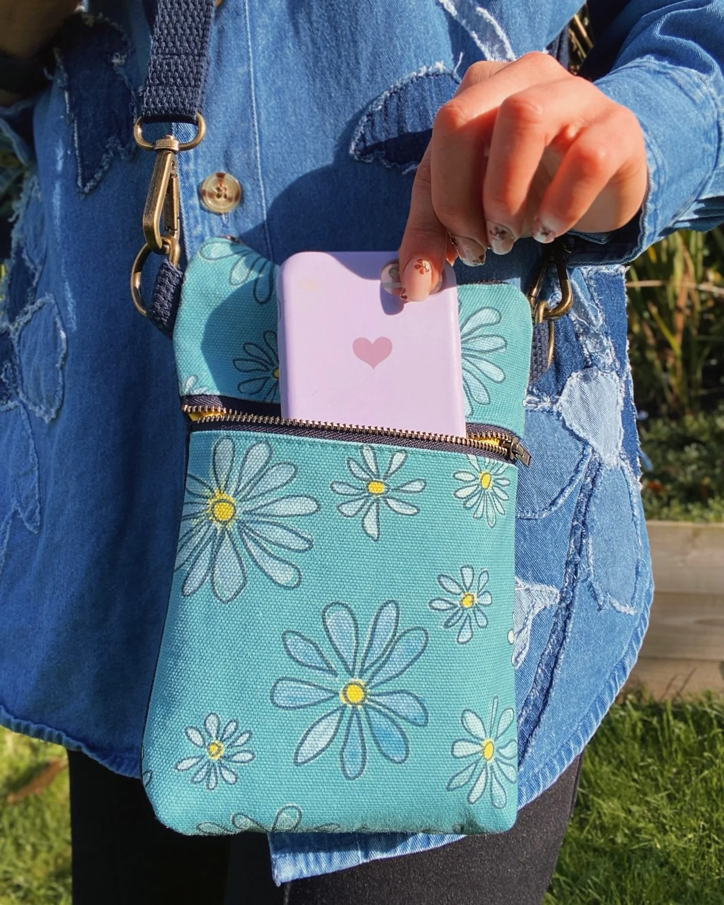 I know everyone&rsquo;s in spooktacular mode right now 🎃 but I just wanted to share this gorgeous hand-sewn tote bag made by Erika @custom.totes.by.erika using my Daisies design fabric from @spoonflower Shop 👜

I&rsquo;m so honoured to wear my very