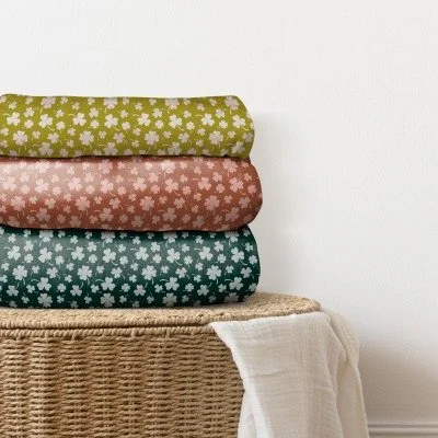 ☘️ St Patrick&rsquo;s Day is getting very close!
Did you know that on my @Spoonflower you can order fabric with 2 or more colourways on the same yard &mdash; either vertically or horizontally? It&rsquo;s a great way to see different colours of the sa