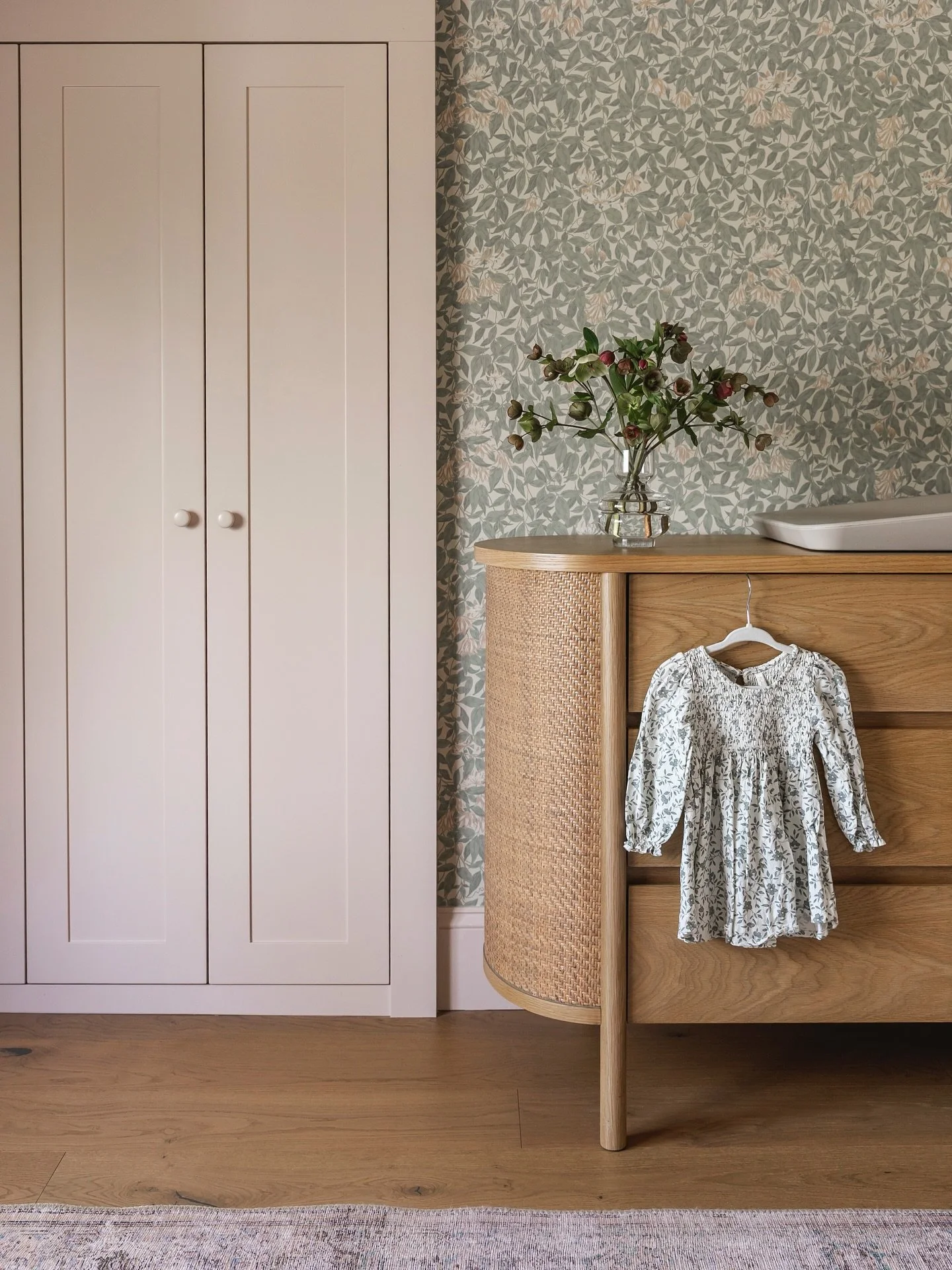 The dreamiest 💭

Design @ashleyokazaki_interiors 
Photo @melissaskoda 
Build @barrettgroupcustombuilders 
Wallpaper install @jadewallsvancouver