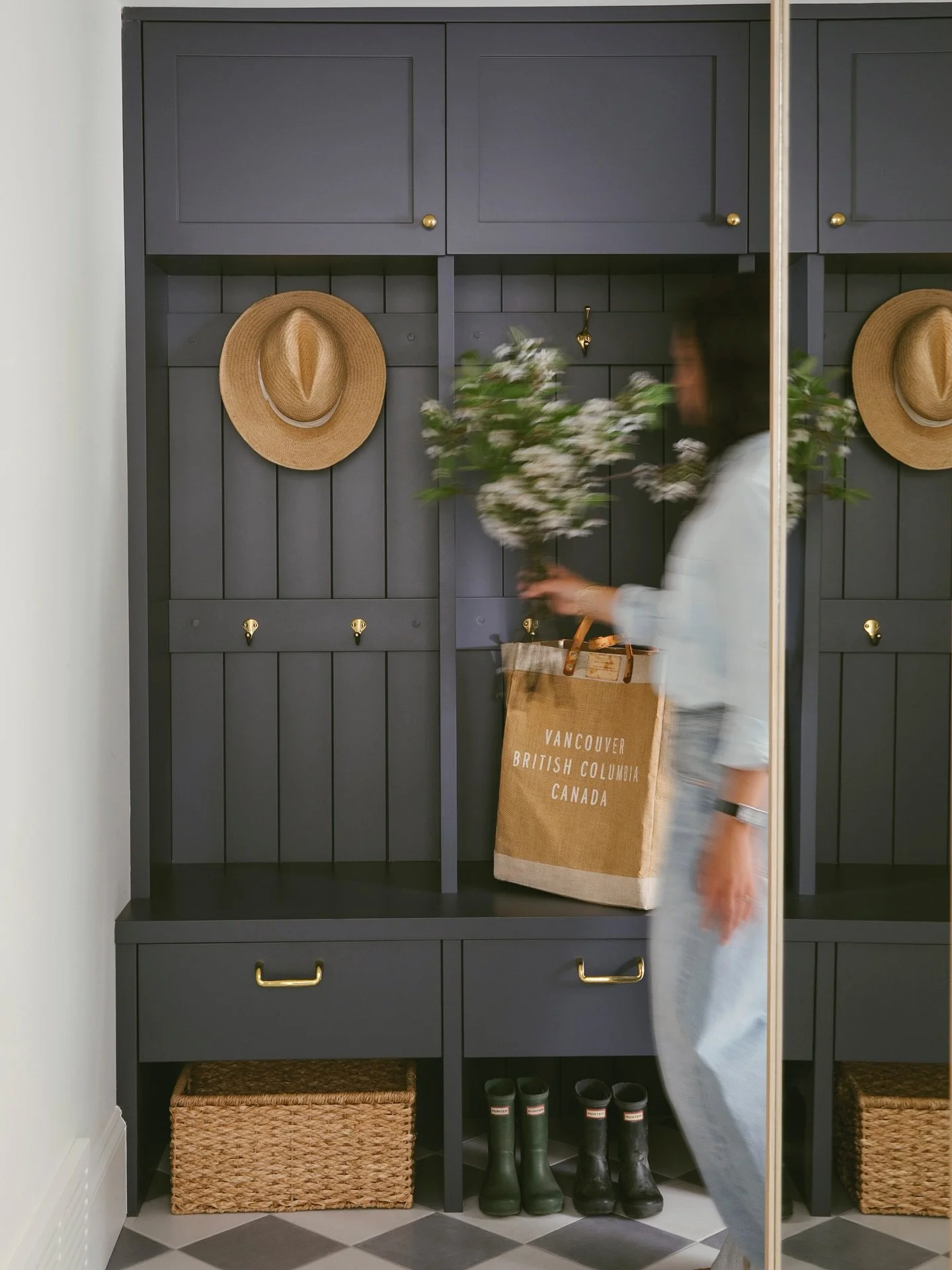 Summer is over, kids are back in school, and it&rsquo;s time to  get back on the &lsquo;gram with a blurry body shot in one of my favourite mud rooms! 

Design @ashleyokazaki_interiors 
Photo @melissaskoda