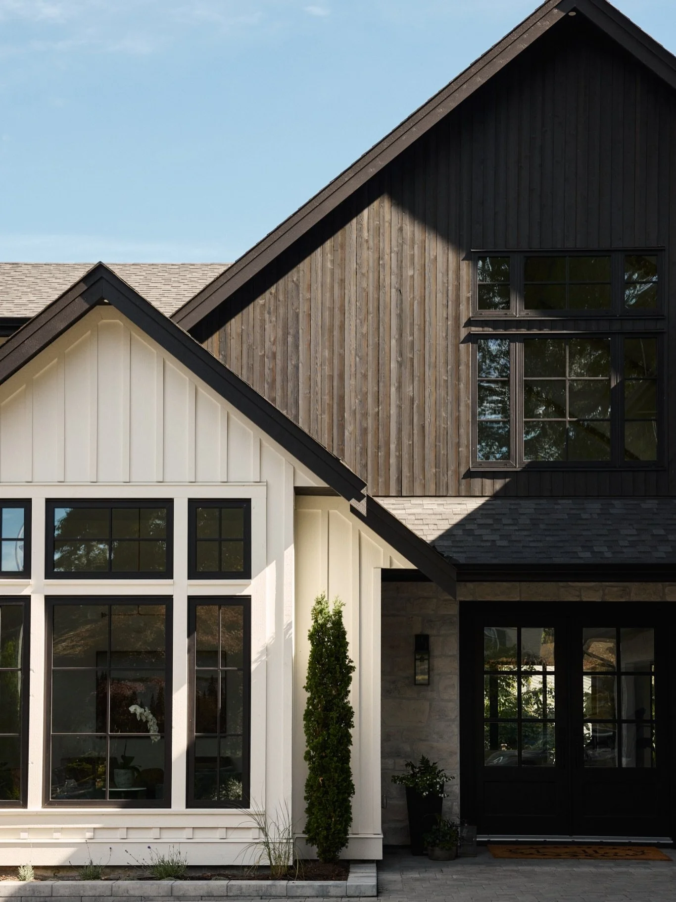 The magic is in the mix.

Stone, board and batten, and burnt cedar could have felt like one finish too many, but through a thoughtful balance of proportion, tone and texture the end result is classic and never boring. 😊